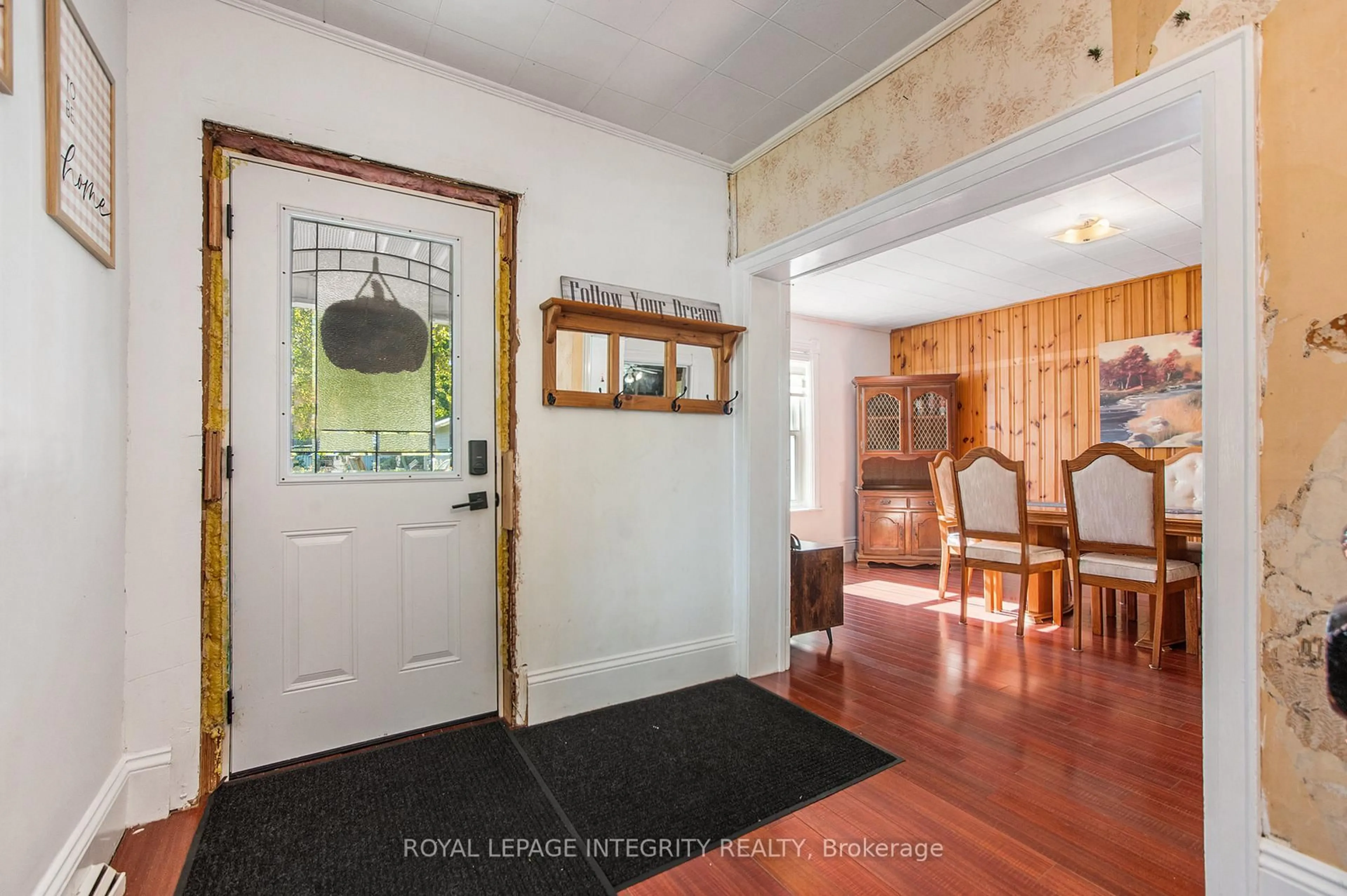 Indoor entryway for 101 Paul Dr, Lanark Ontario K0G 1K0