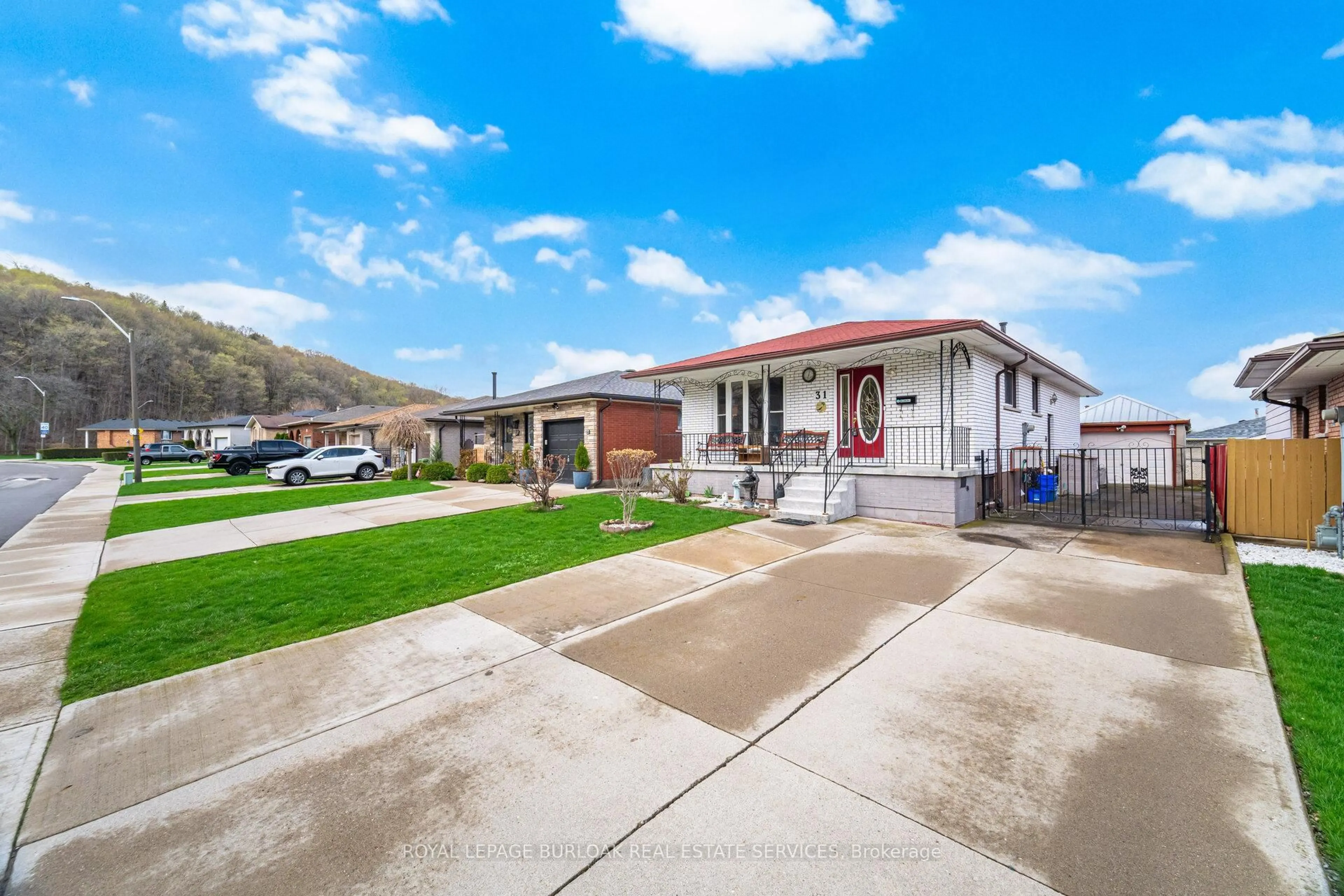 A pic from outside/outdoor area/front of a property/back of a property/a pic from drone, street for 31 Summercrest Dr, Hamilton Ontario L8K 6G5