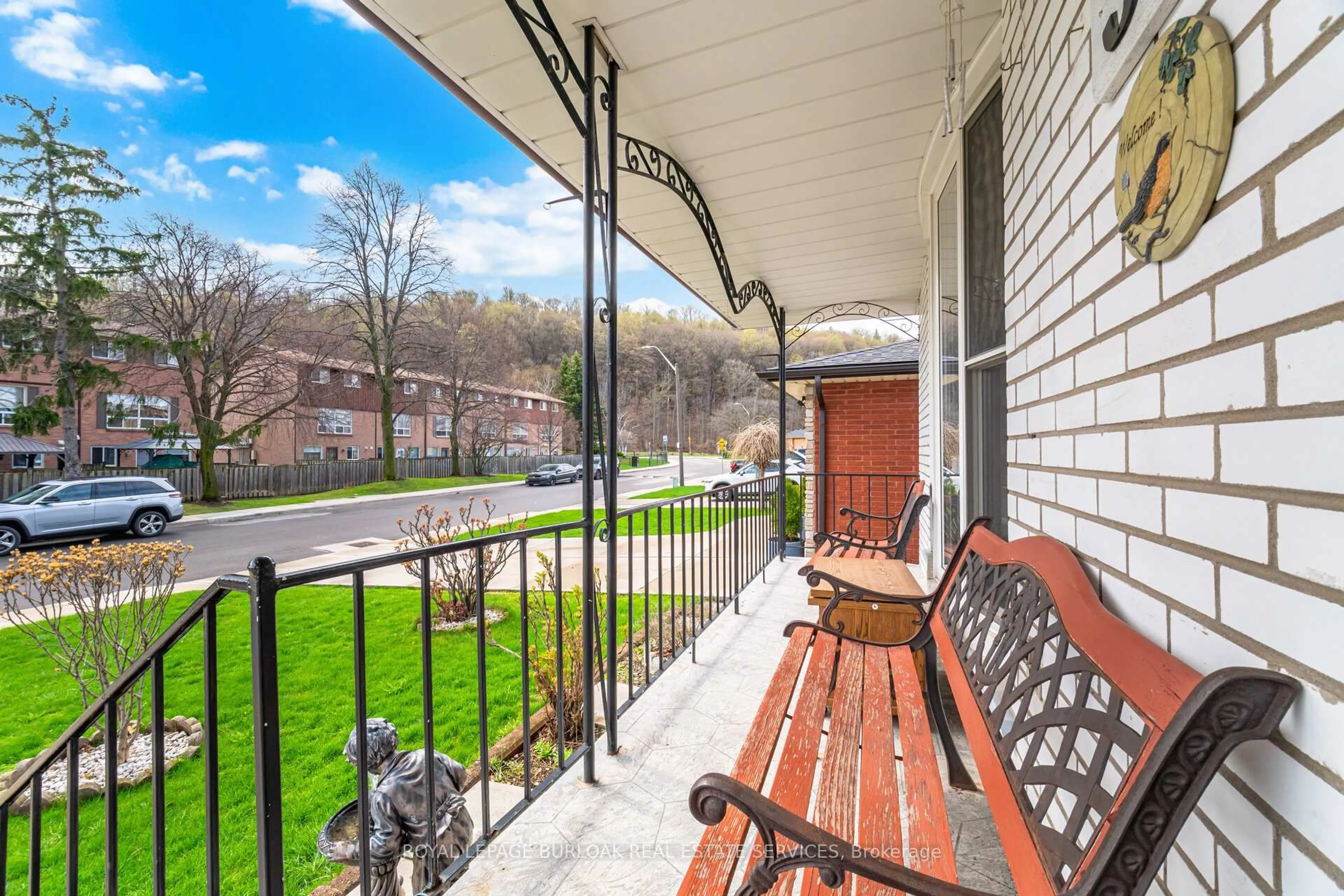 Patio, street for 31 Summercrest Dr, Hamilton Ontario L8K 6G5