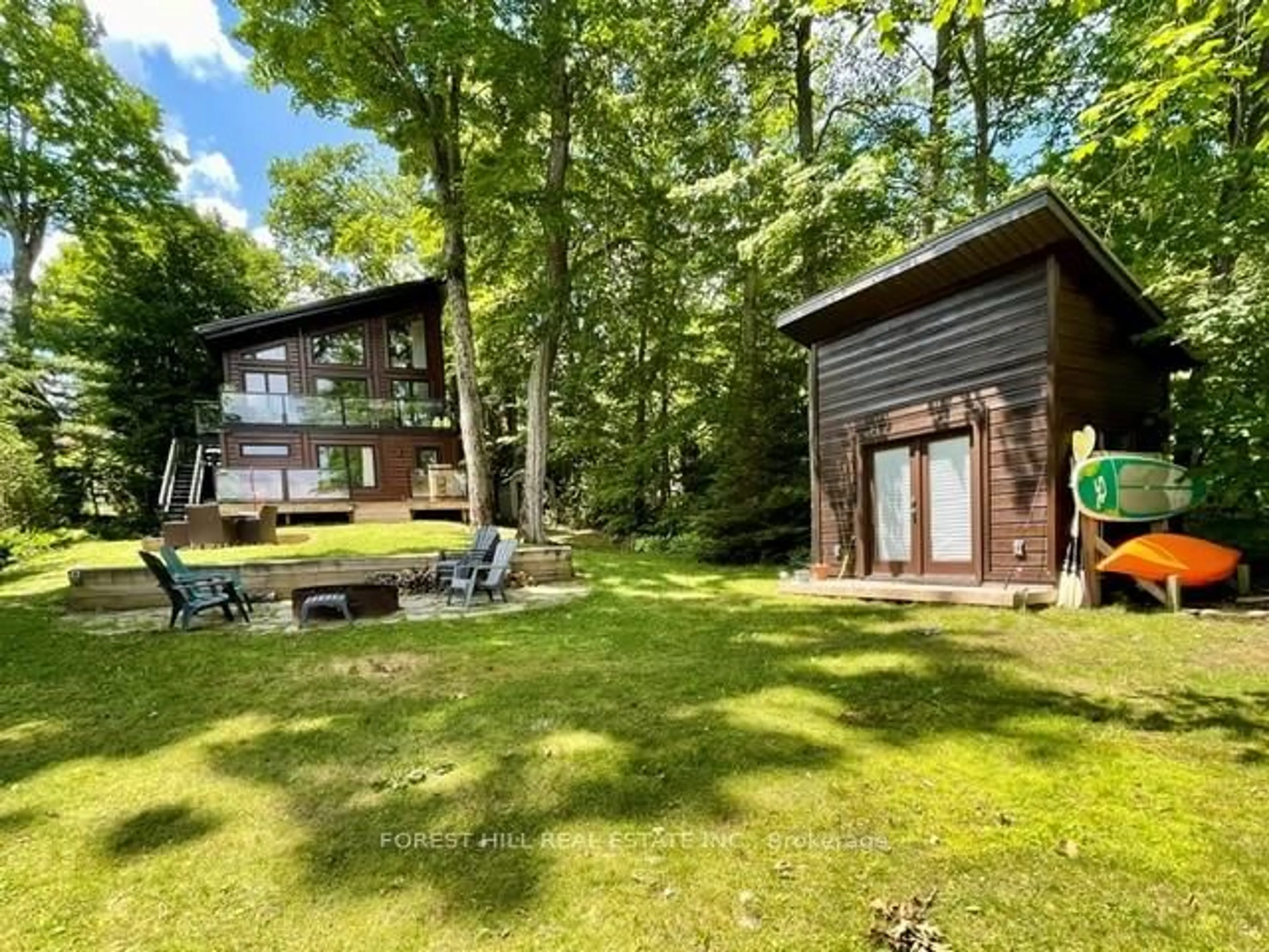 A pic from outside/outdoor area/front of a property/back of a property/a pic from drone, forest/trees view for 170 Hill St, Gravenhurst Ontario P1P 1R2