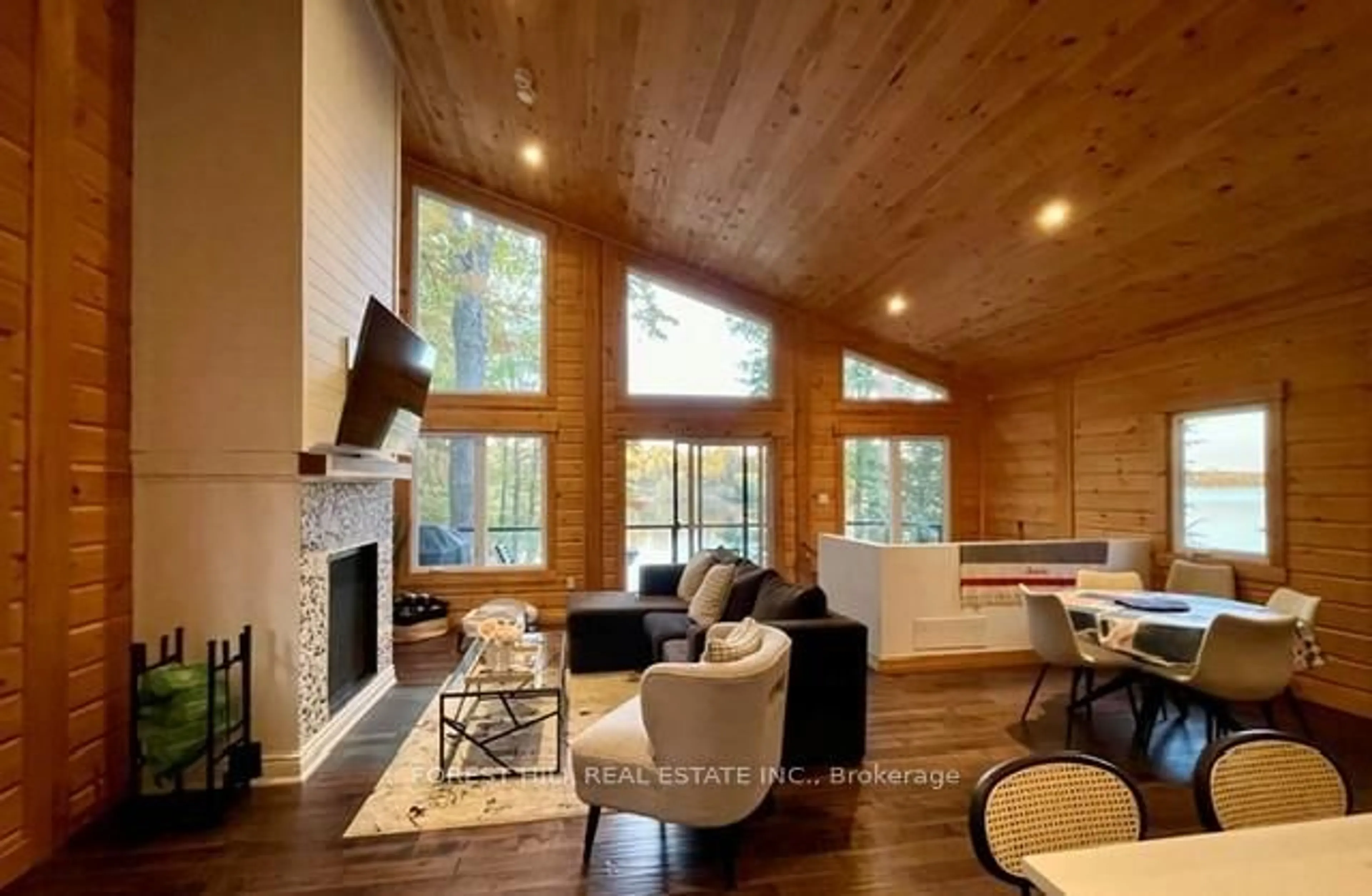 Living room with furniture, wood/laminate floor for 170 Hill St, Gravenhurst Ontario P1P 1R2