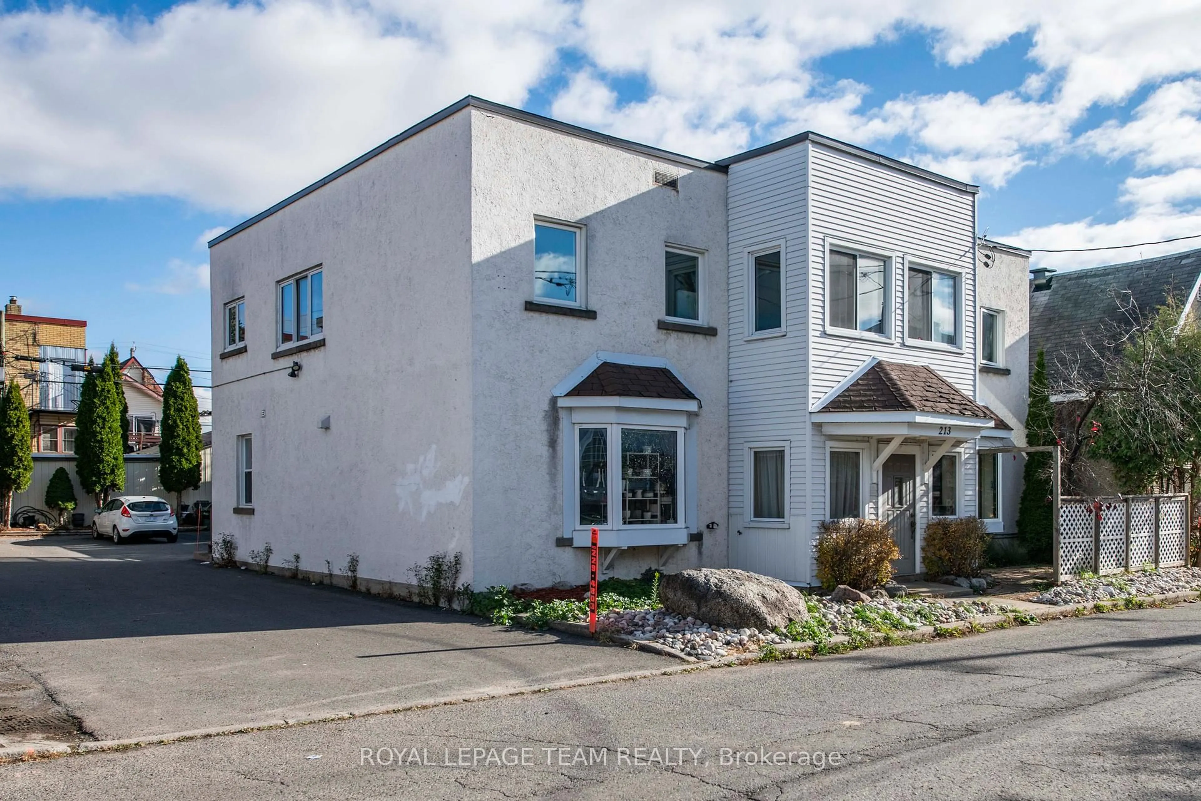 A pic from outside/outdoor area/front of a property/back of a property/a pic from drone, street for 213 Desrosiers St, Ottawa Ontario K1L 7T2