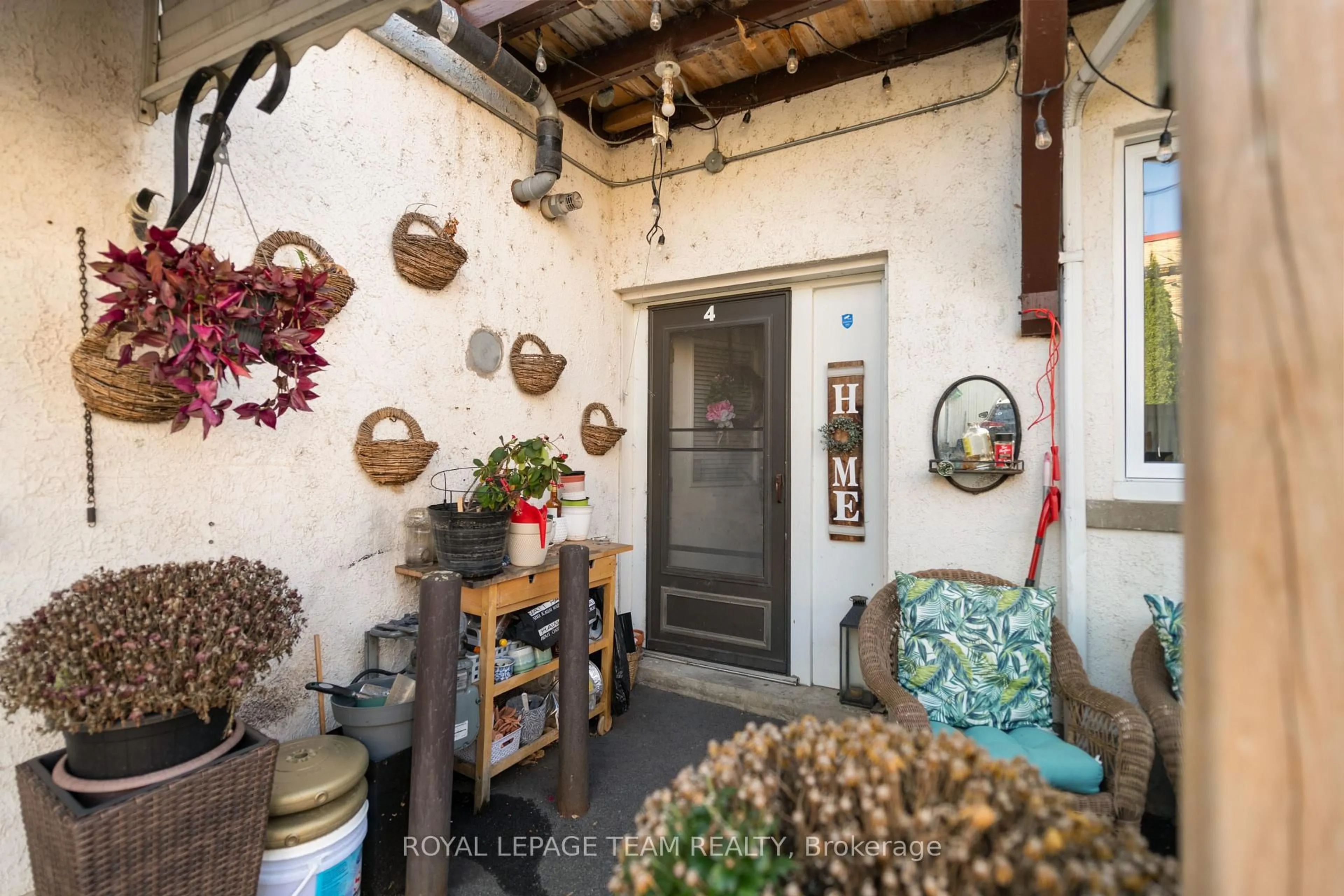 Indoor entryway for 213 Desrosiers St, Ottawa Ontario K1L 7T2