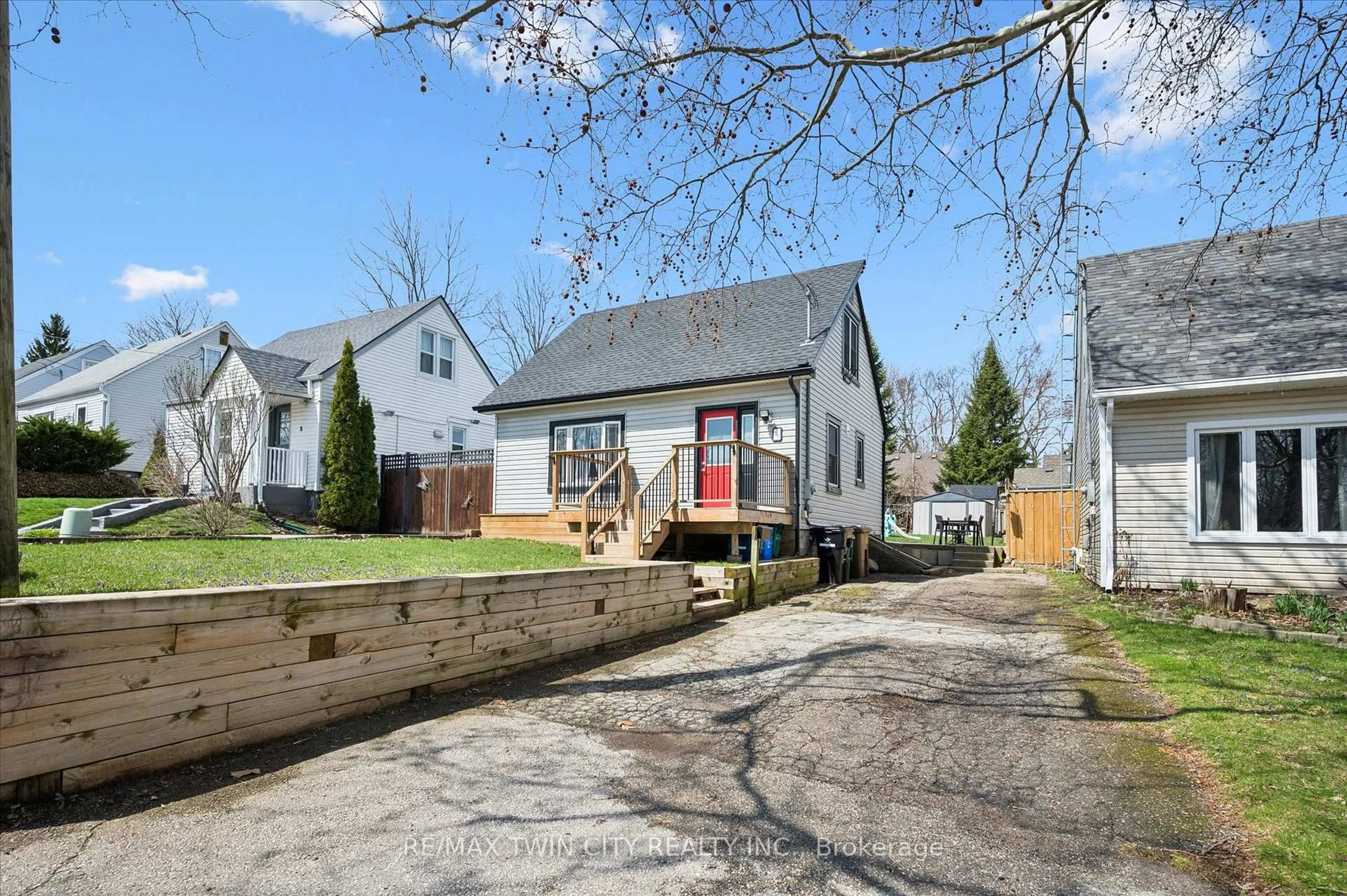 A pic from outside/outdoor area/front of a property/back of a property/a pic from drone, street for 6 2 Ave, Cambridge Ontario N1S 2B8