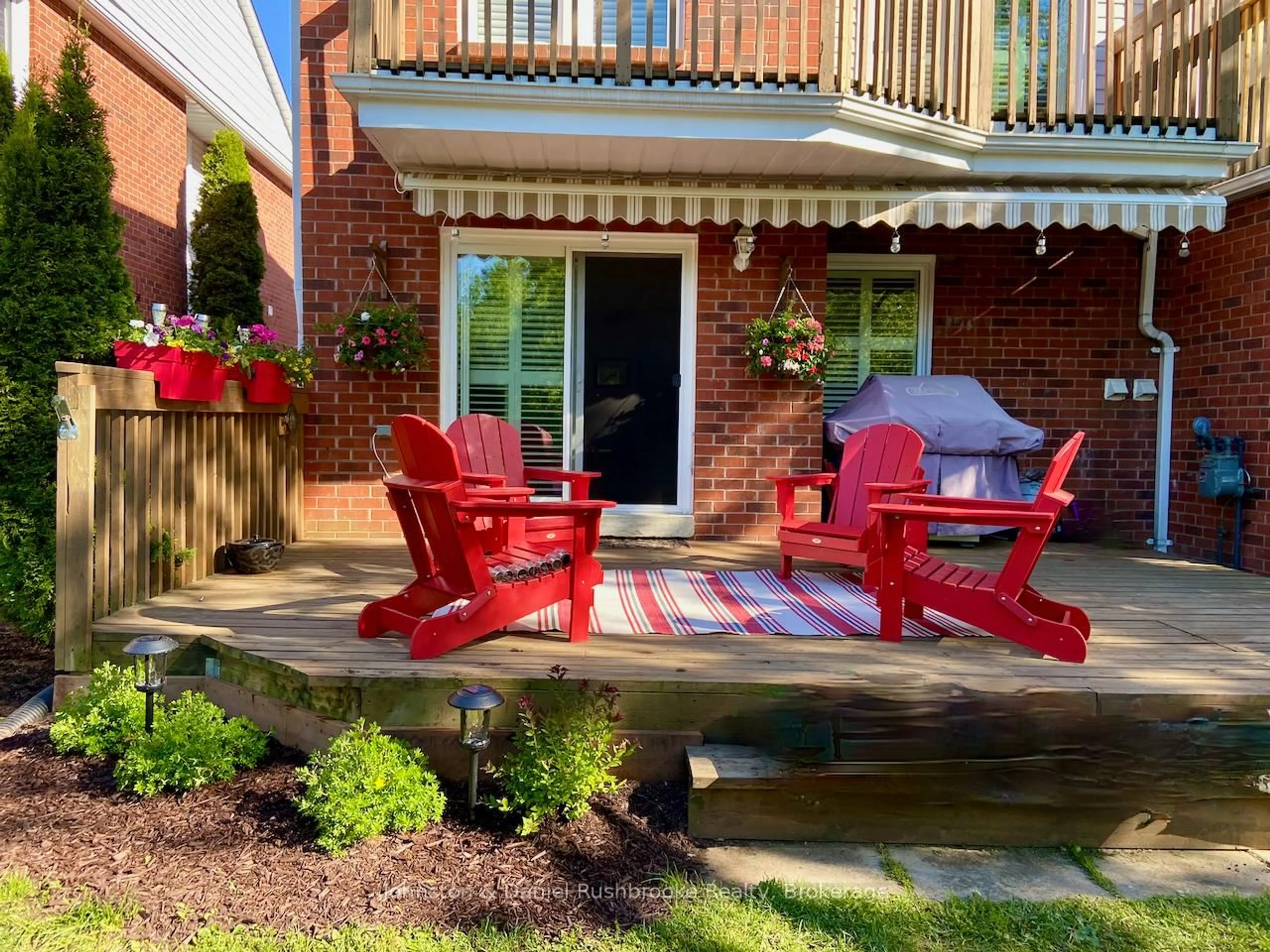 Patio, street for 39 Shoreline Dr, Bracebridge Ontario P1L 1Z3