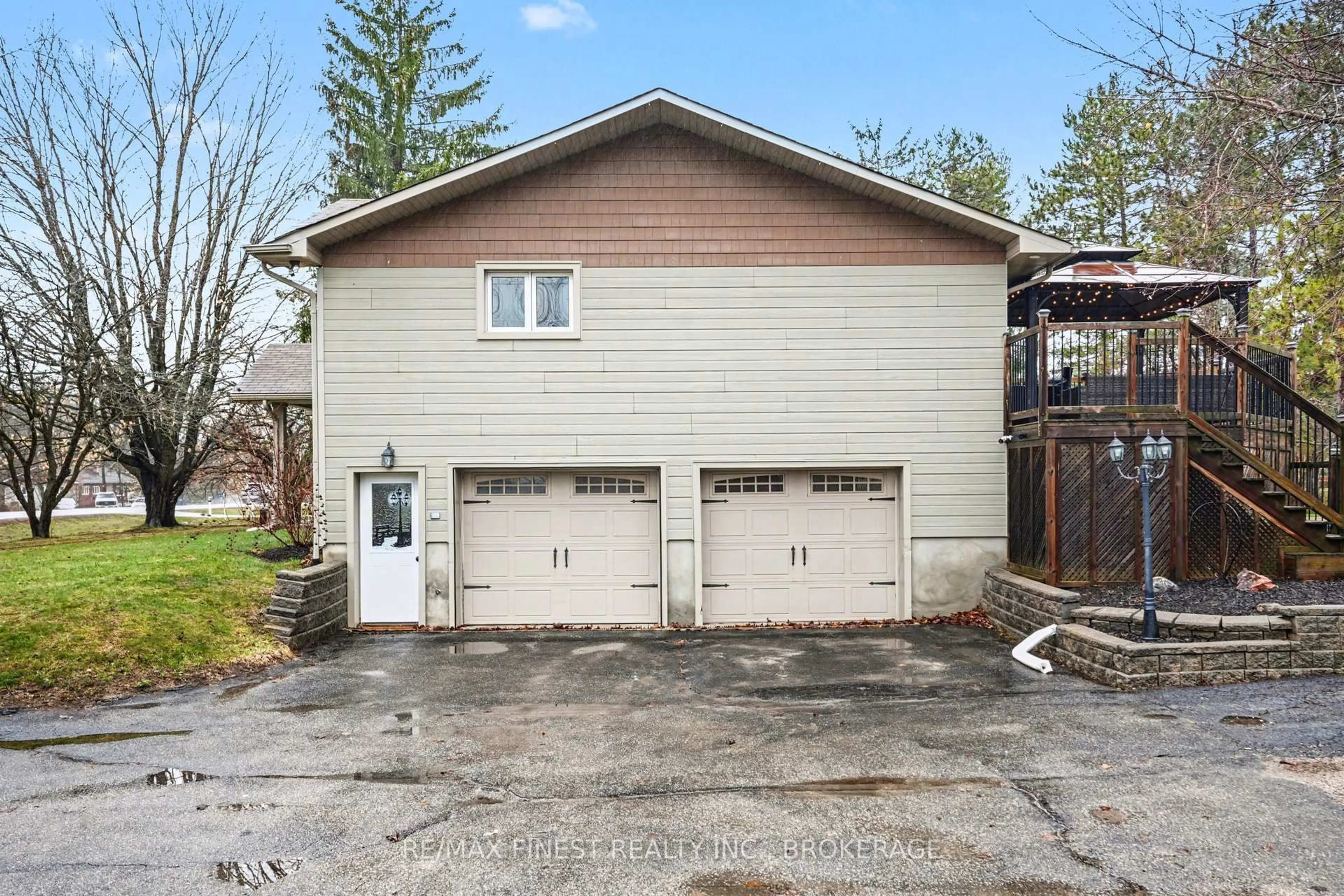 Indoor garage for 2518 Rideau Ferry Rd, Perth Ontario K7H 3C7