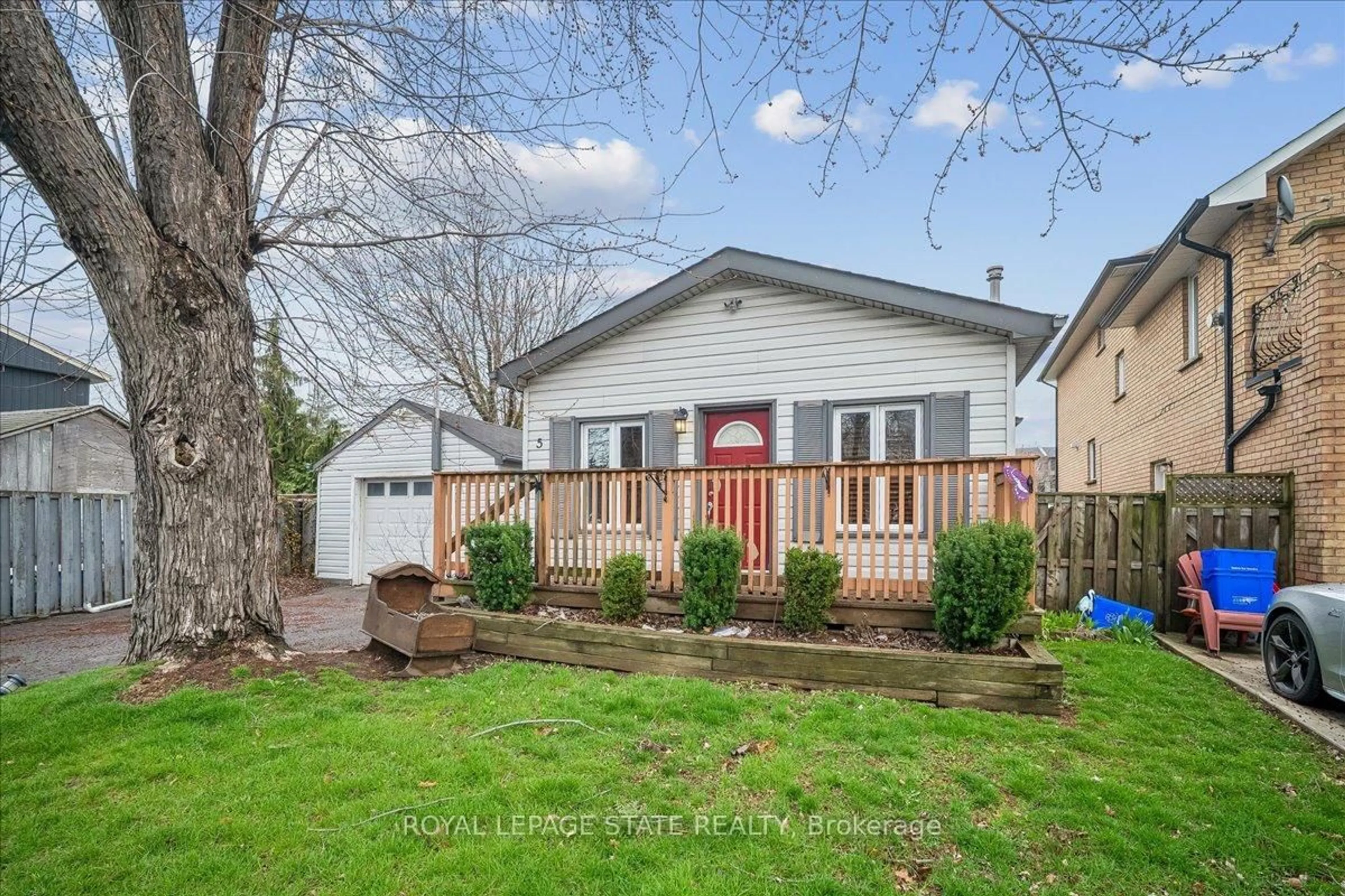 Home with vinyl exterior material, street for 5 Herbert Crt, Hamilton Ontario L8E 5A7