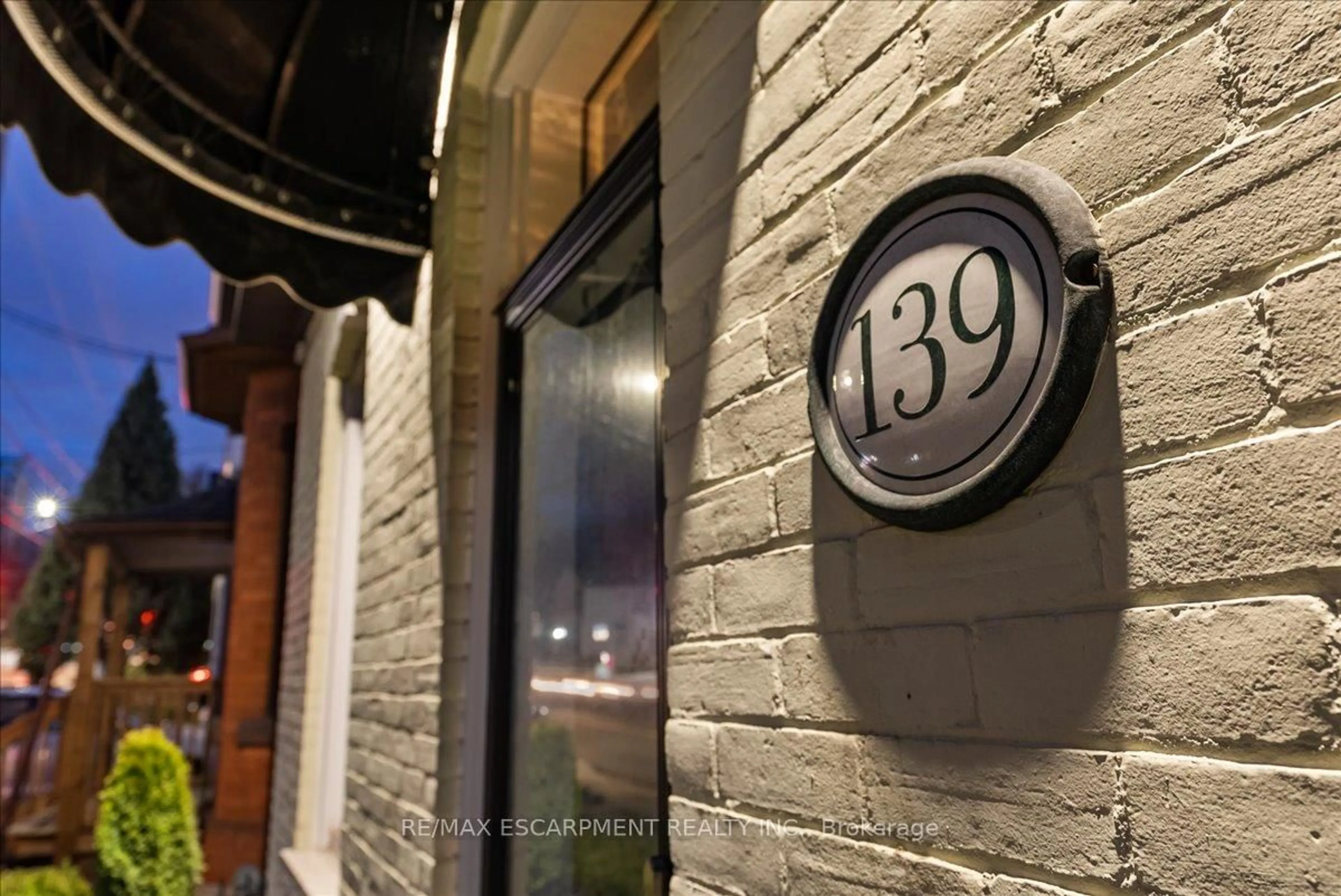 Indoor foyer for 139 Queen St, Hamilton Ontario L8P 3S3