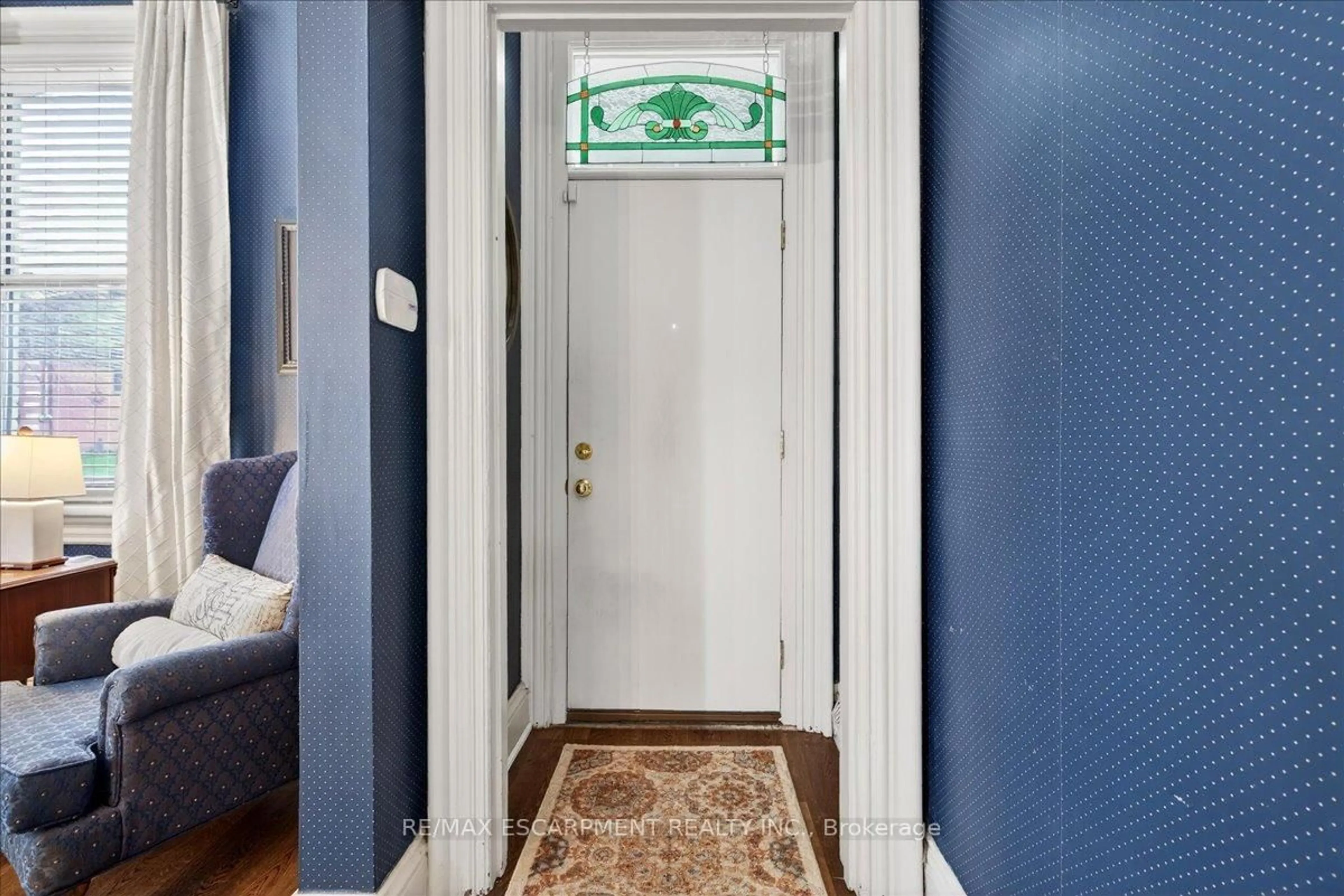 Indoor entryway for 139 Queen St, Hamilton Ontario L8P 3S3