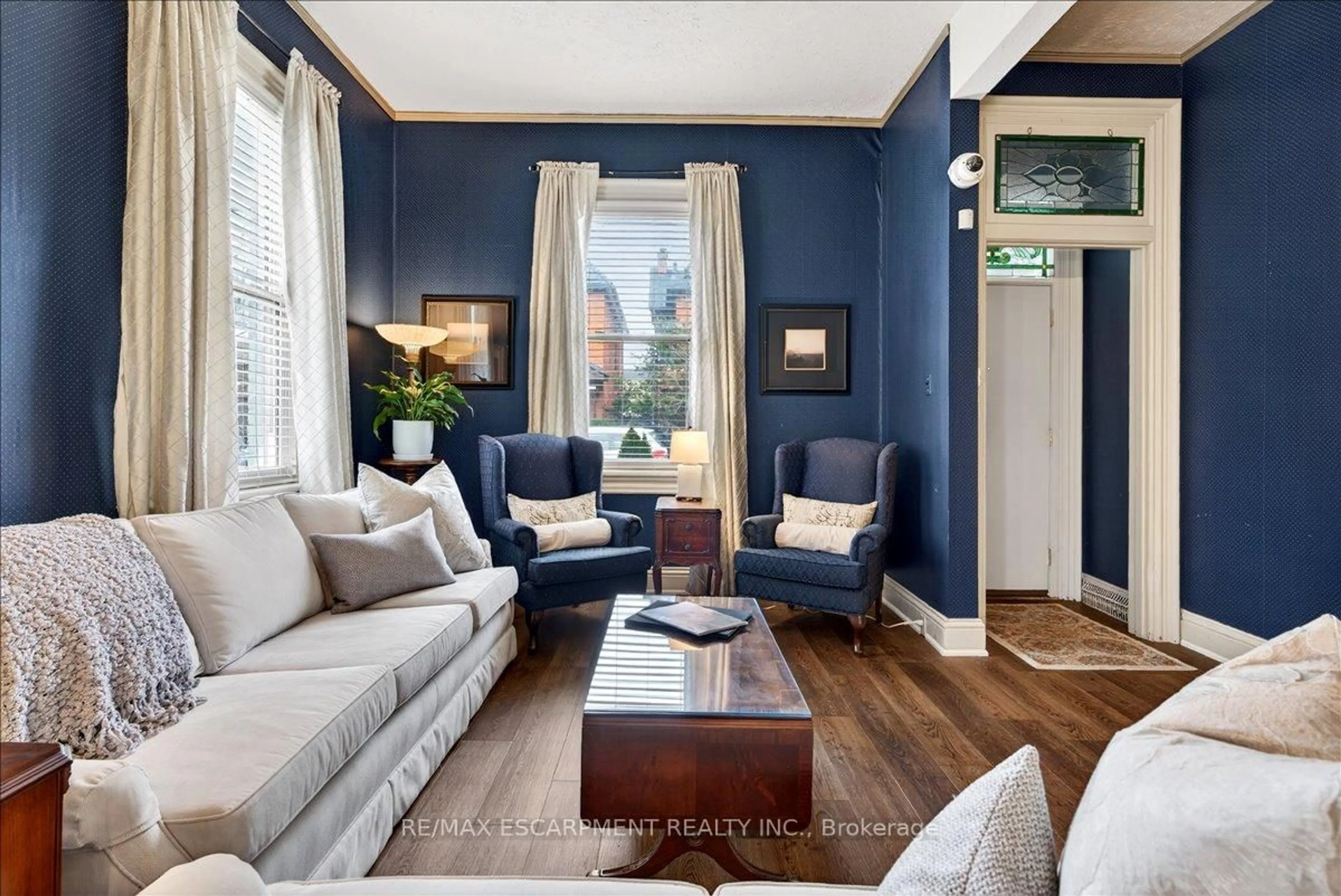 Living room with furniture, wood/laminate floor for 139 Queen St, Hamilton Ontario L8P 3S3