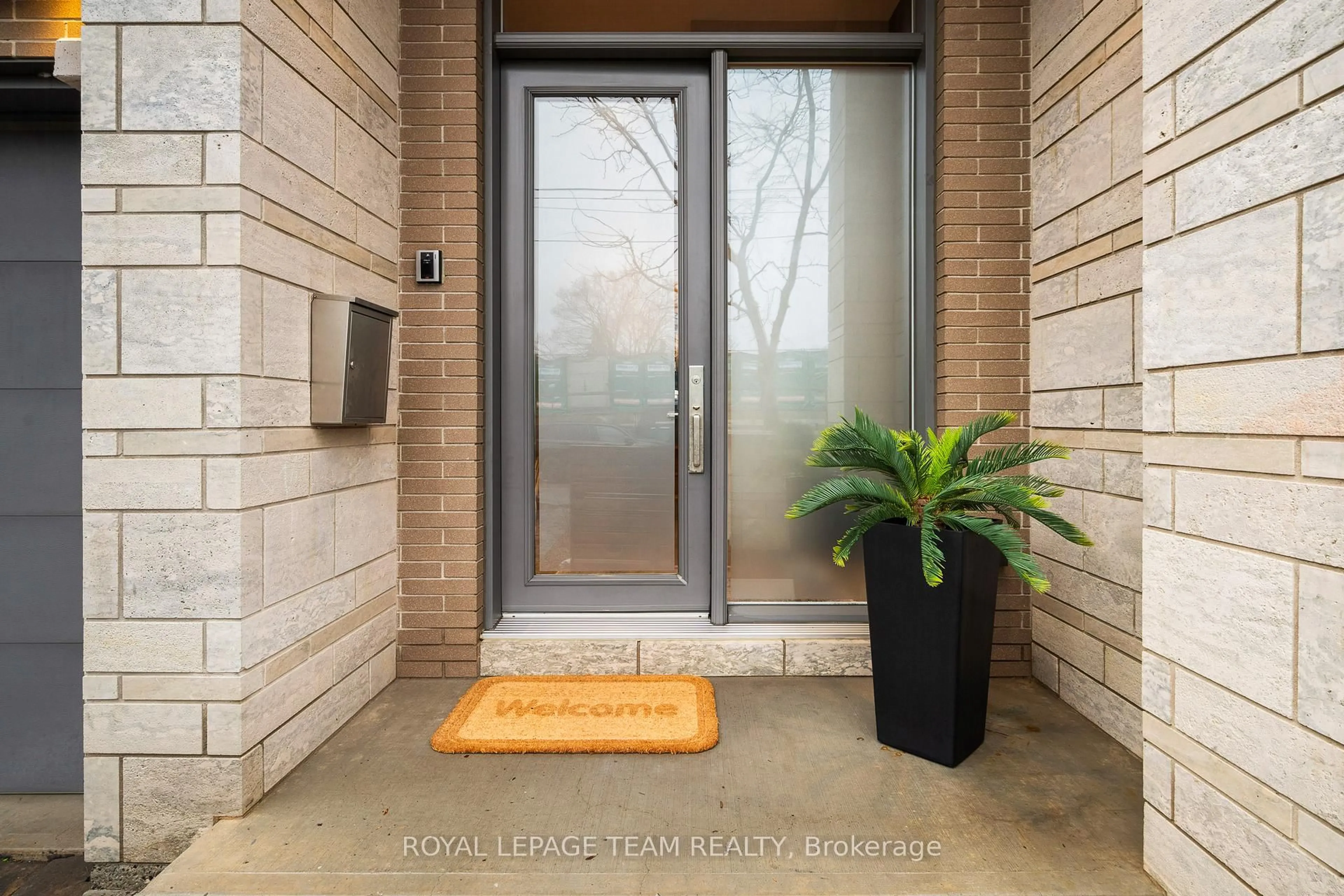 Indoor entryway for 2173 Workman Ave, Ottawa Ontario K2A 0A7