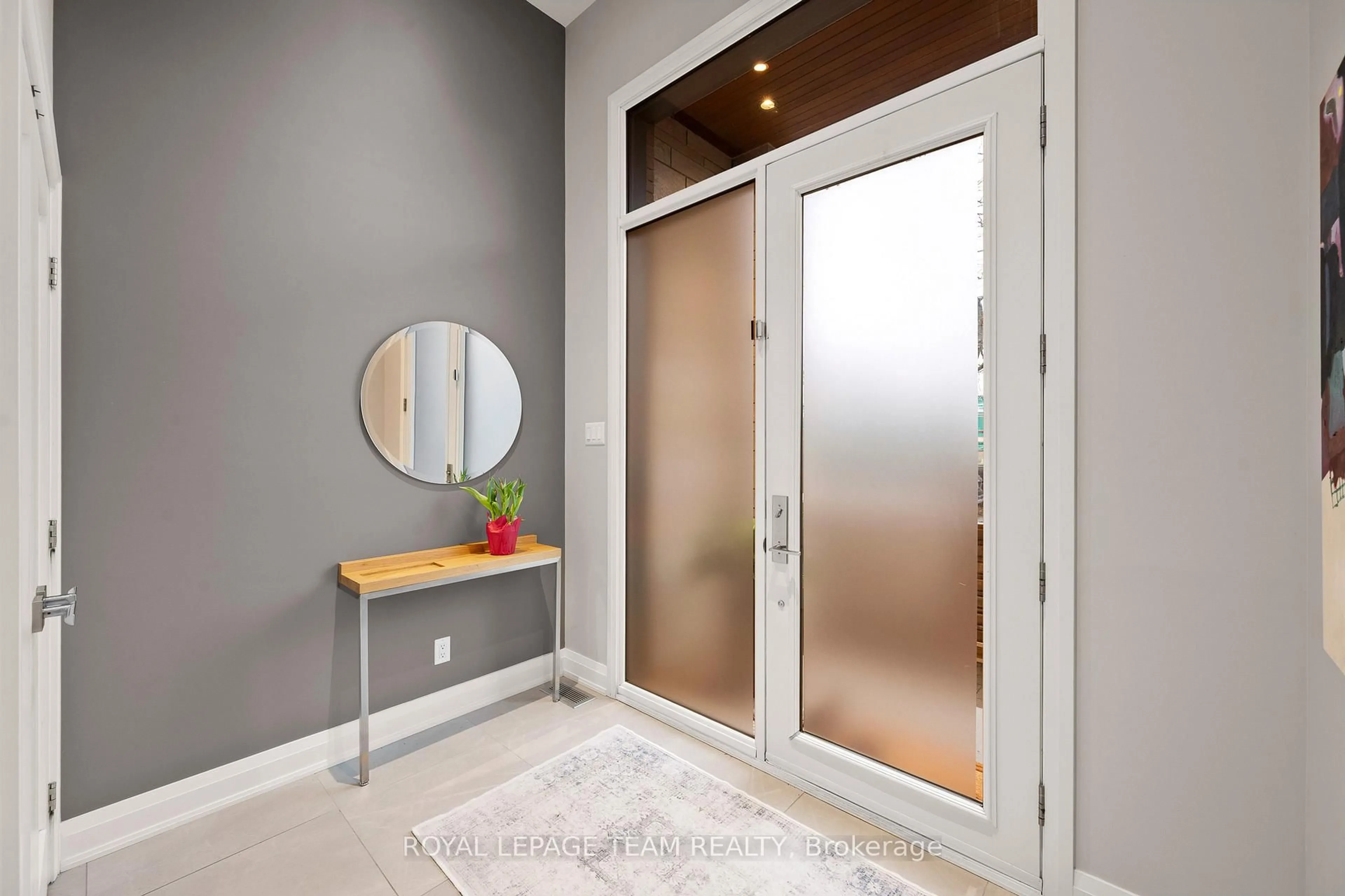 Indoor entryway for 2173 Workman Ave, Ottawa Ontario K2A 0A7