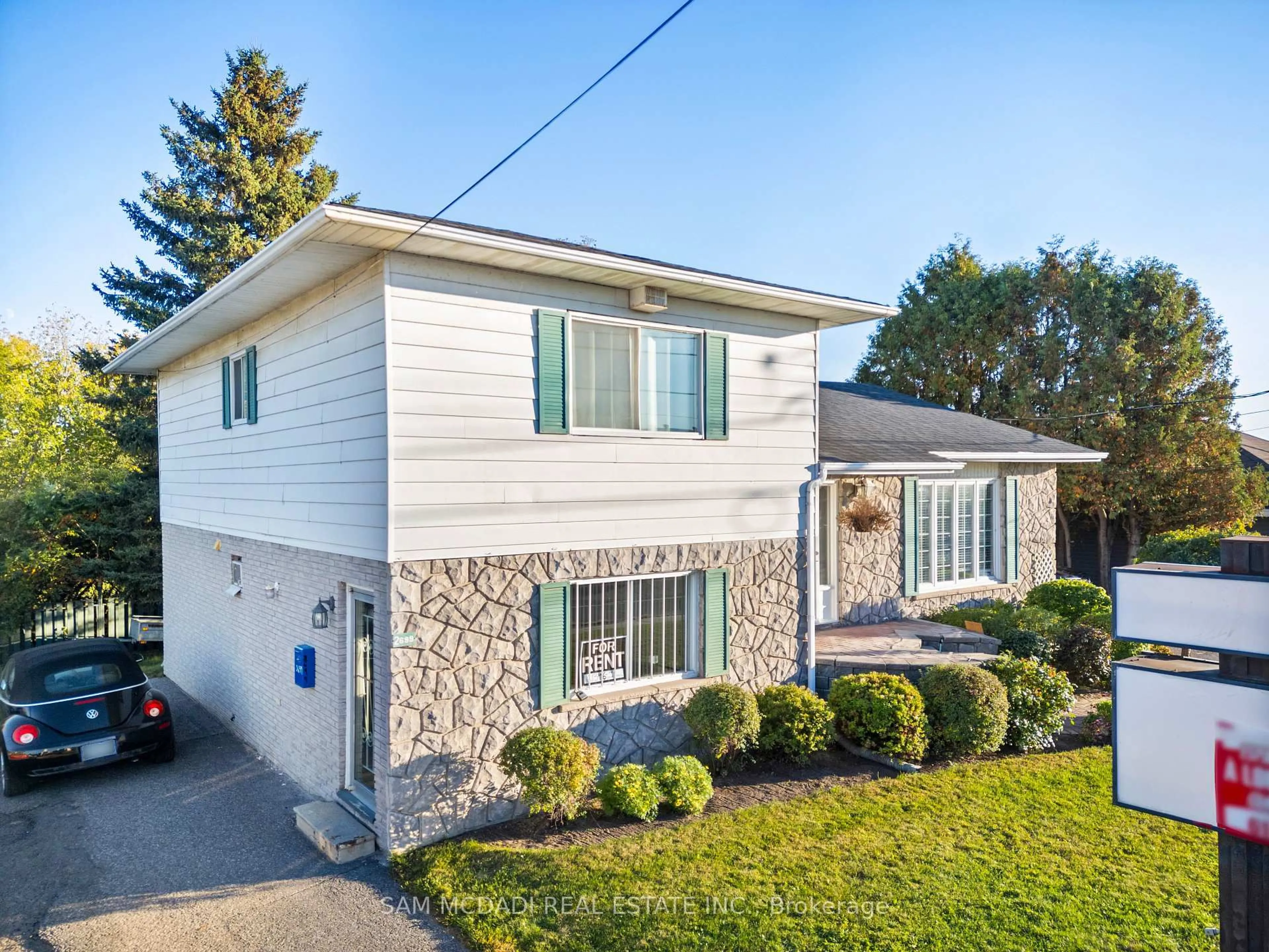 Home with vinyl exterior material, street for 2705 Laurier St, Clarence-Rockland Ontario K4K 1A3