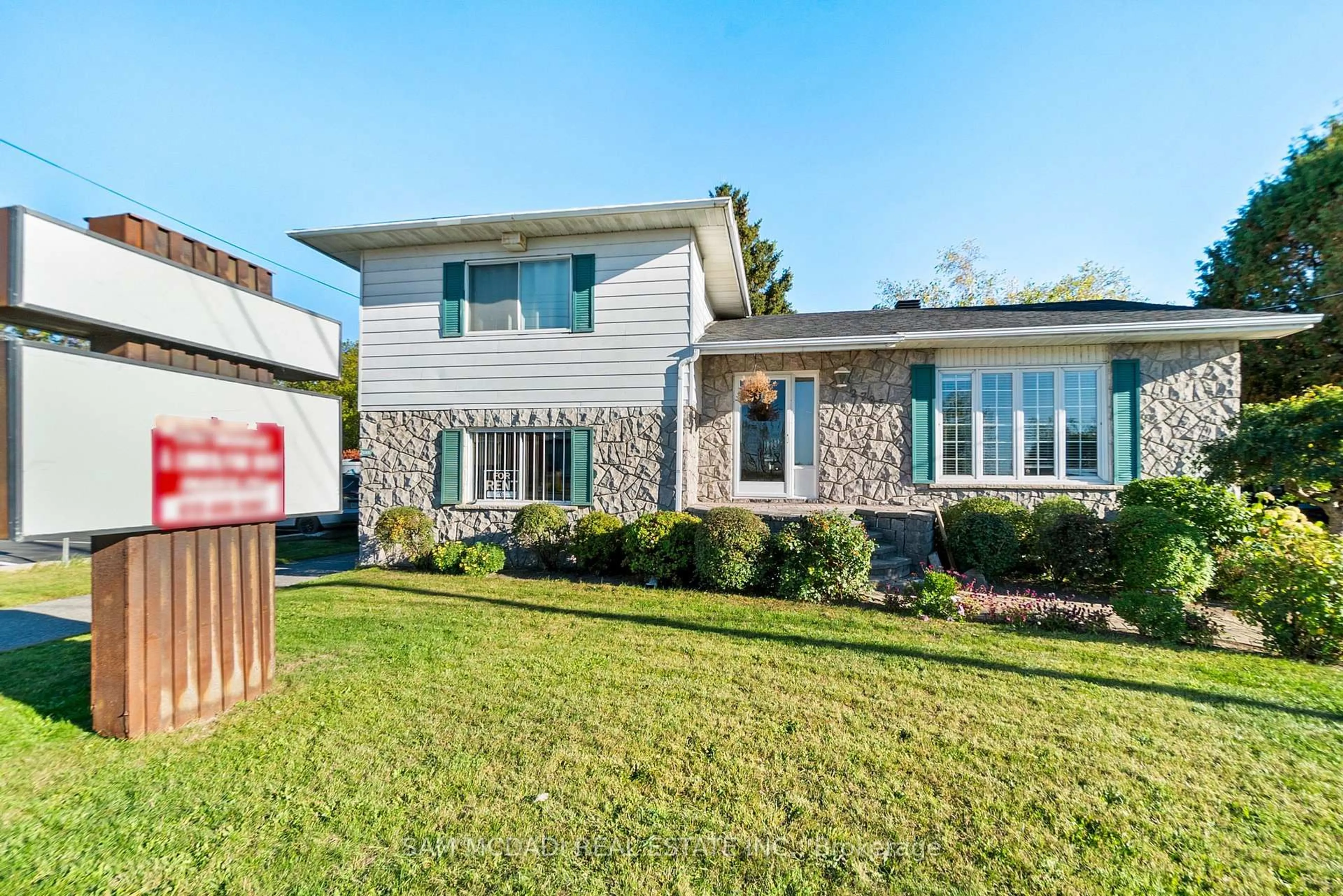 Home with vinyl exterior material, street for 2705 Laurier St, Clarence-Rockland Ontario K4K 1A3