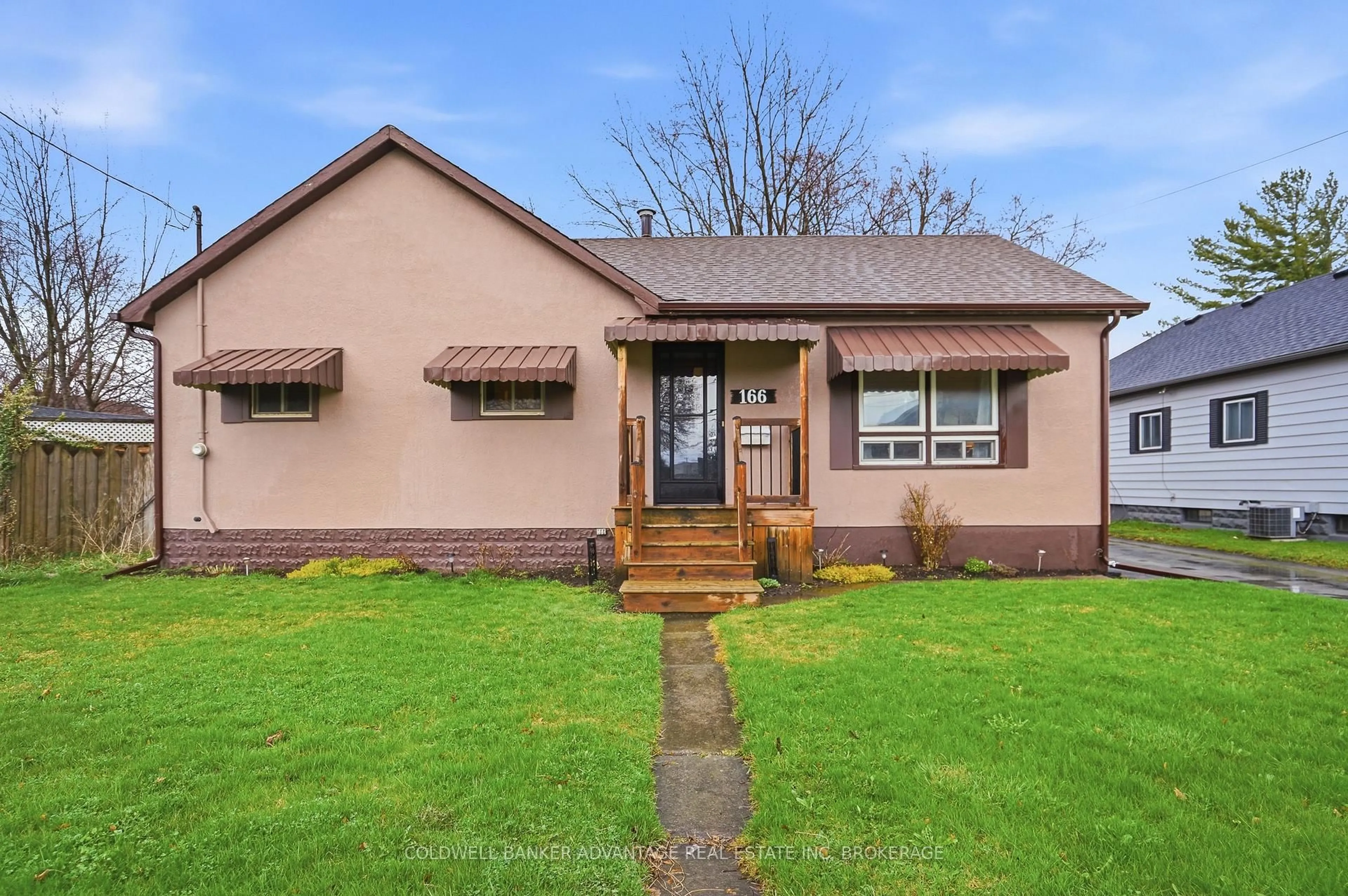 A pic from outside/outdoor area/front of a property/back of a property/a pic from drone, street for 166 Crowland Ave, Welland Ontario L3B 1X3