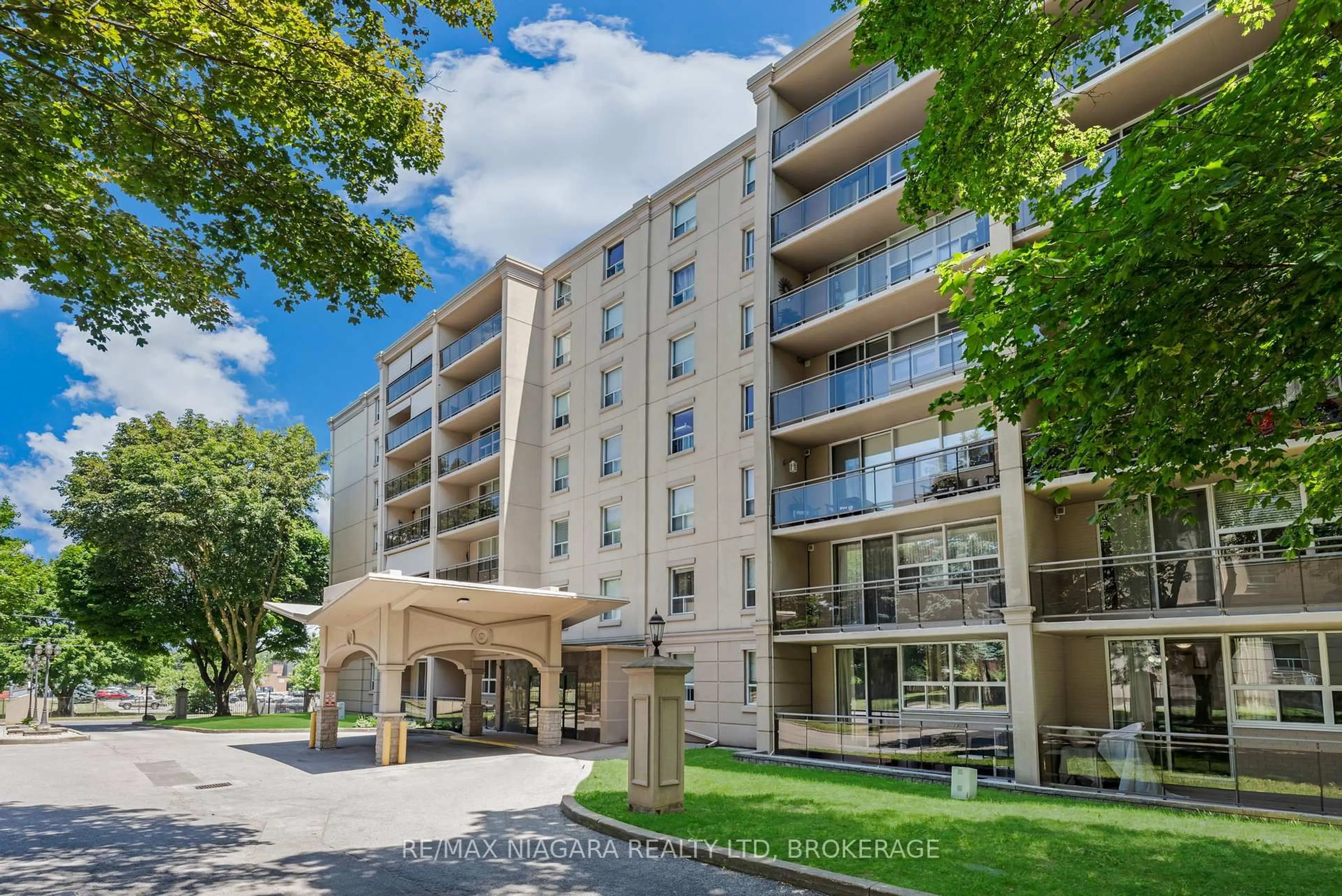 Patio, building for 6390 Huggins St #601, Niagara Falls Ontario L2J 1H1