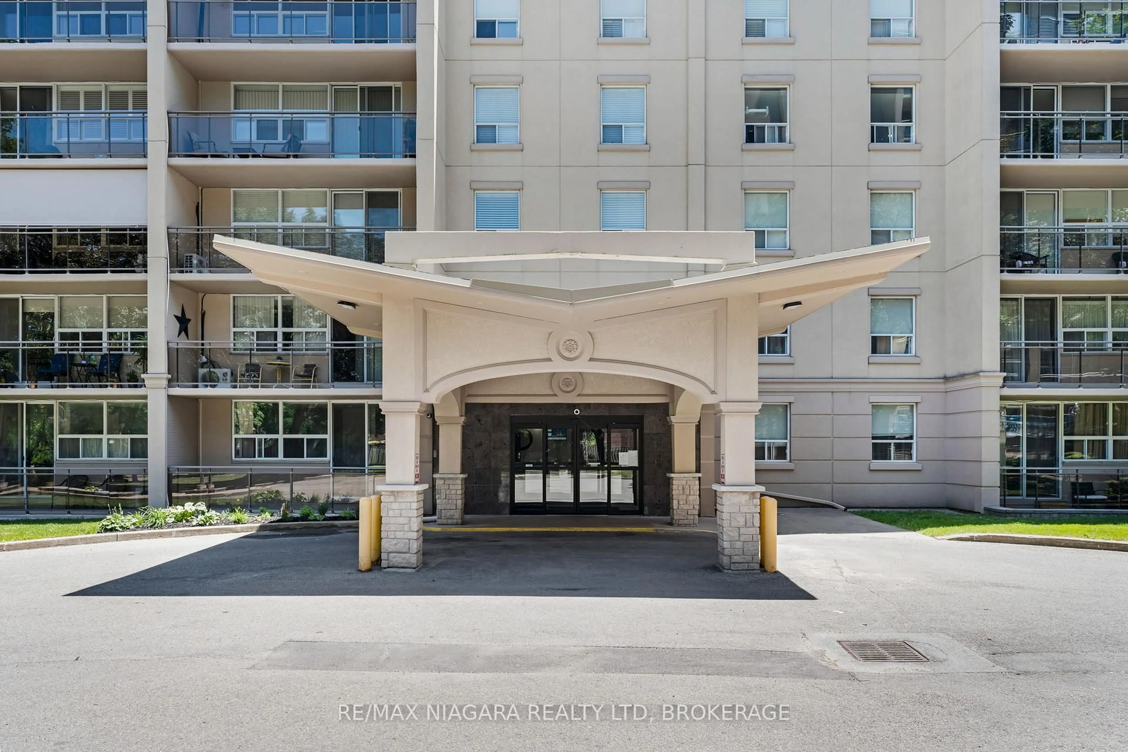 Indoor foyer for 6390 Huggins St #601, Niagara Falls Ontario L2J 1H1