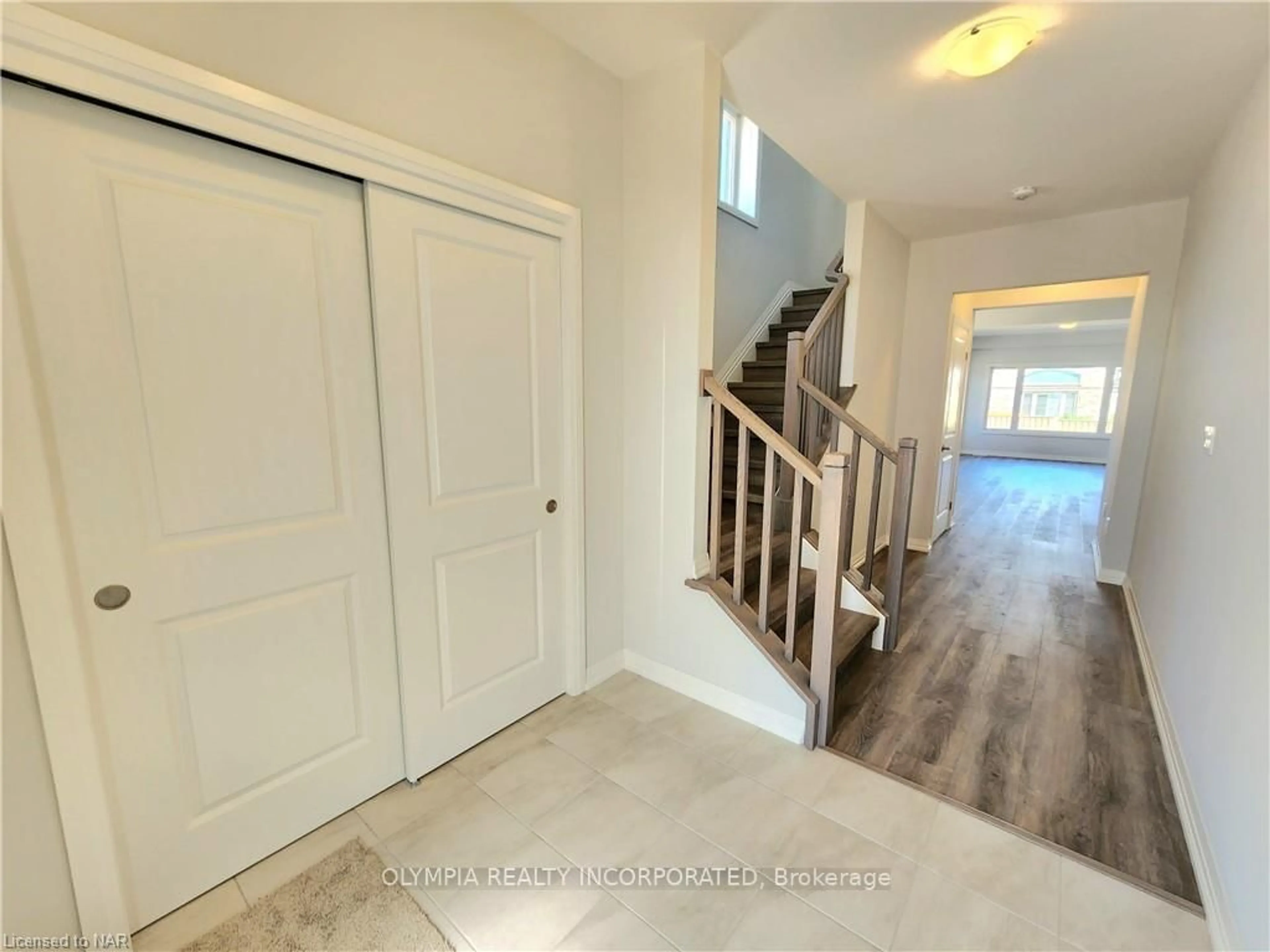Indoor entryway for 47 Samuel Ave, Pelham Ontario L3E 0G9