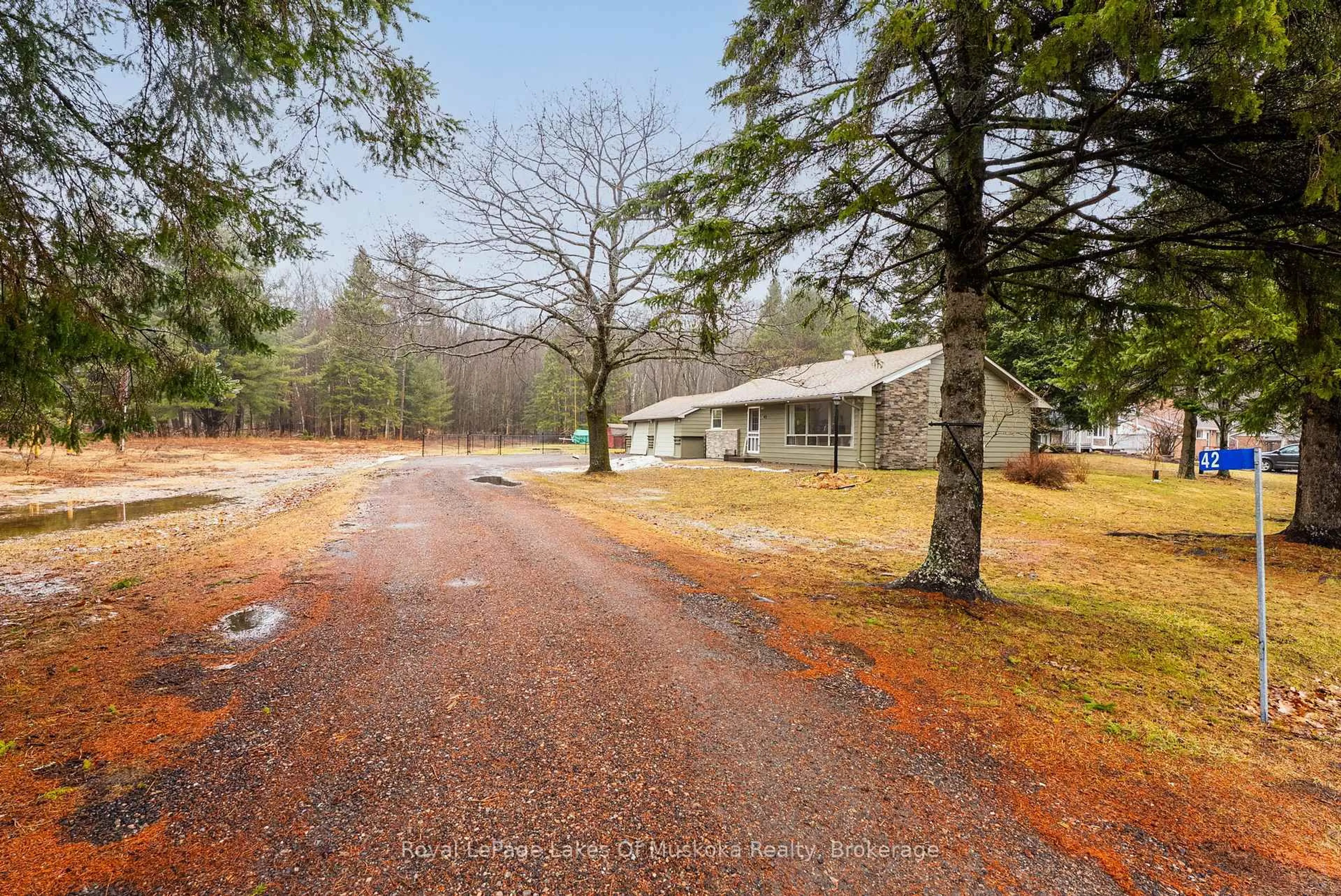 A pic from outside/outdoor area/front of a property/back of a property/a pic from drone, unknown for 42 Riverside Dr, Huntsville Ontario P1H 1R6