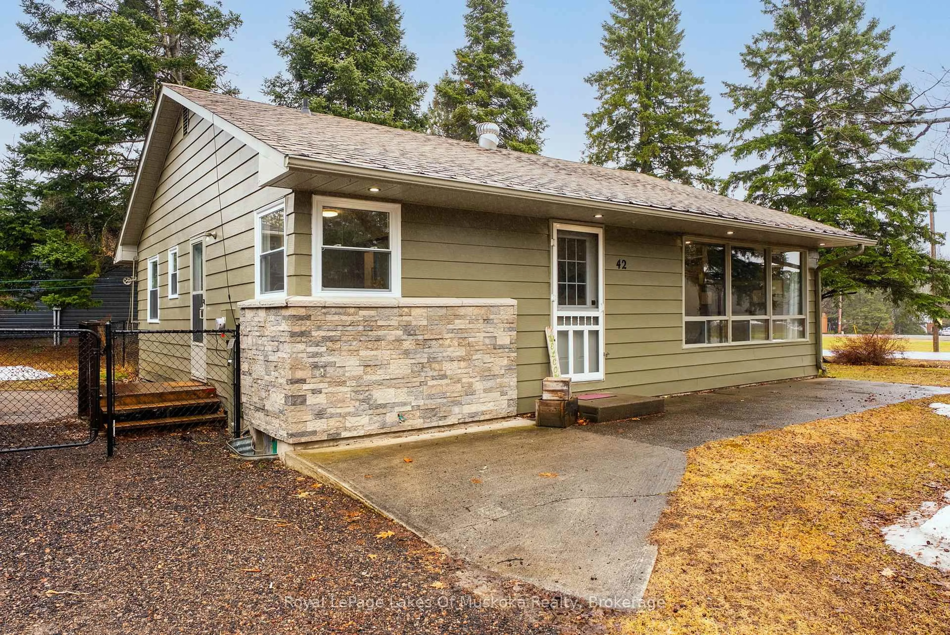 Home with vinyl exterior material, street for 42 Riverside Dr, Huntsville Ontario P1H 1R6