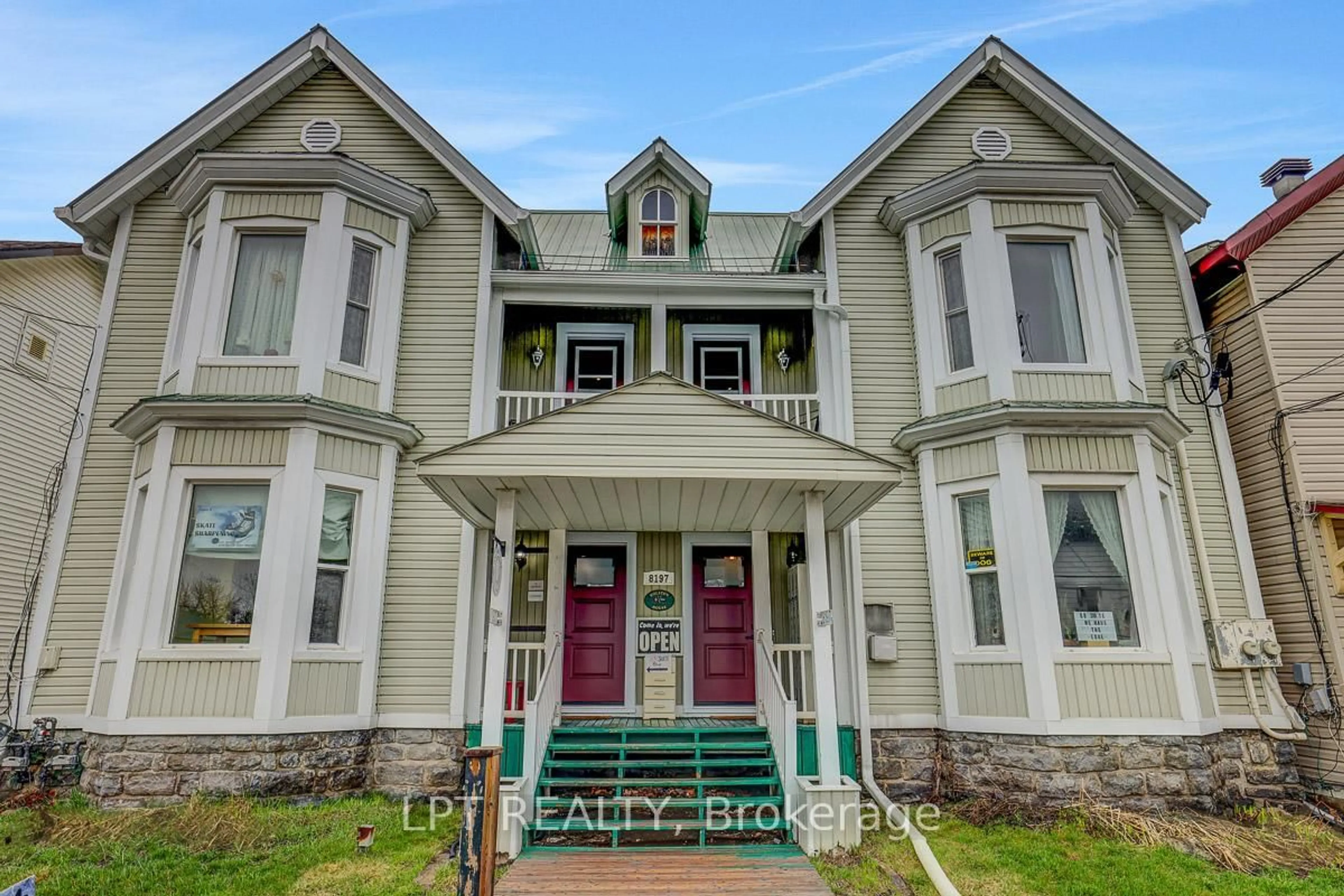 Home with vinyl exterior material, building for 8197 Victoria St, Metcalfe Ontario K0A 2P0