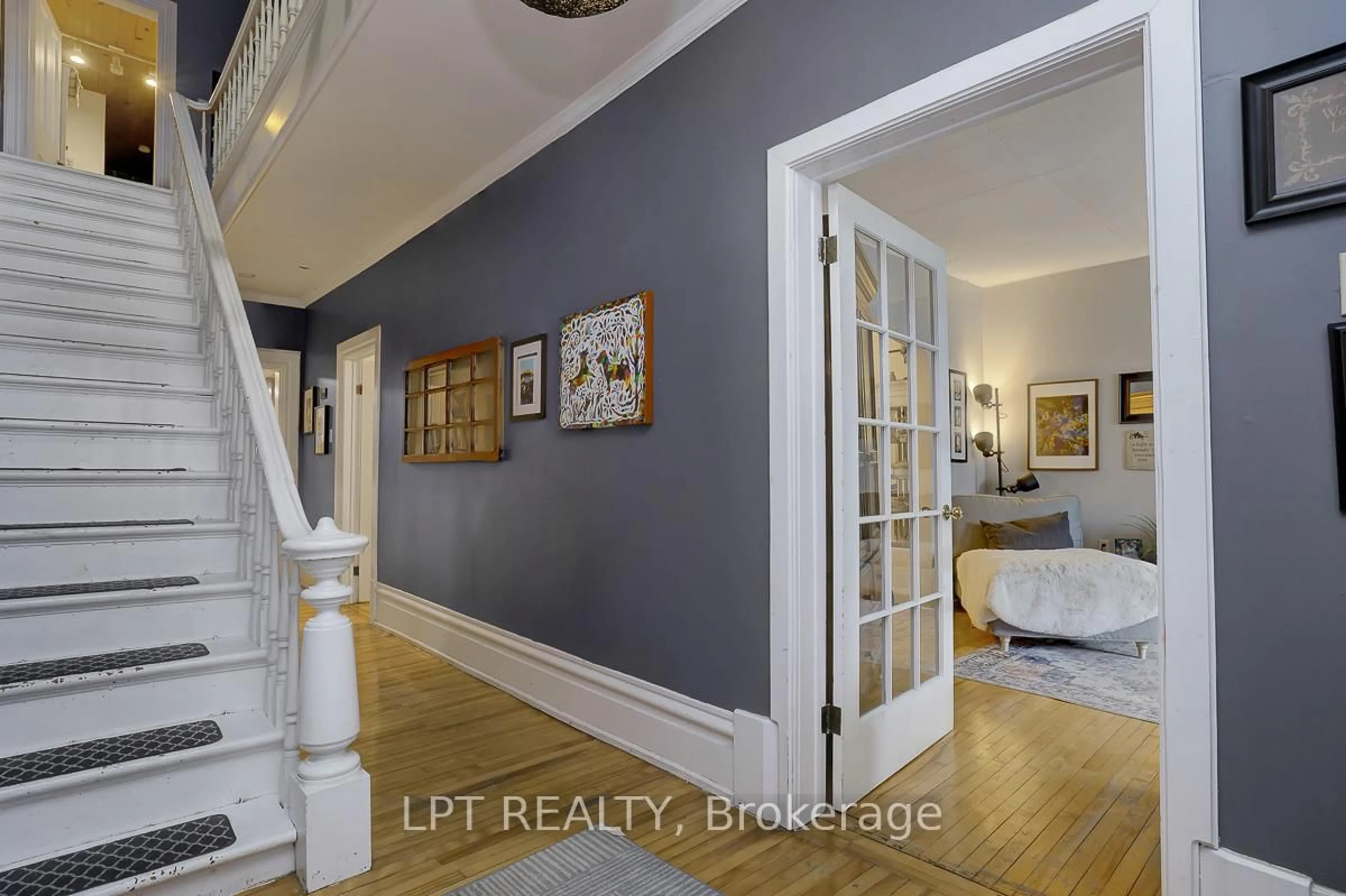 Indoor entryway for 8197 Victoria St, Metcalfe Ontario K0A 2P0