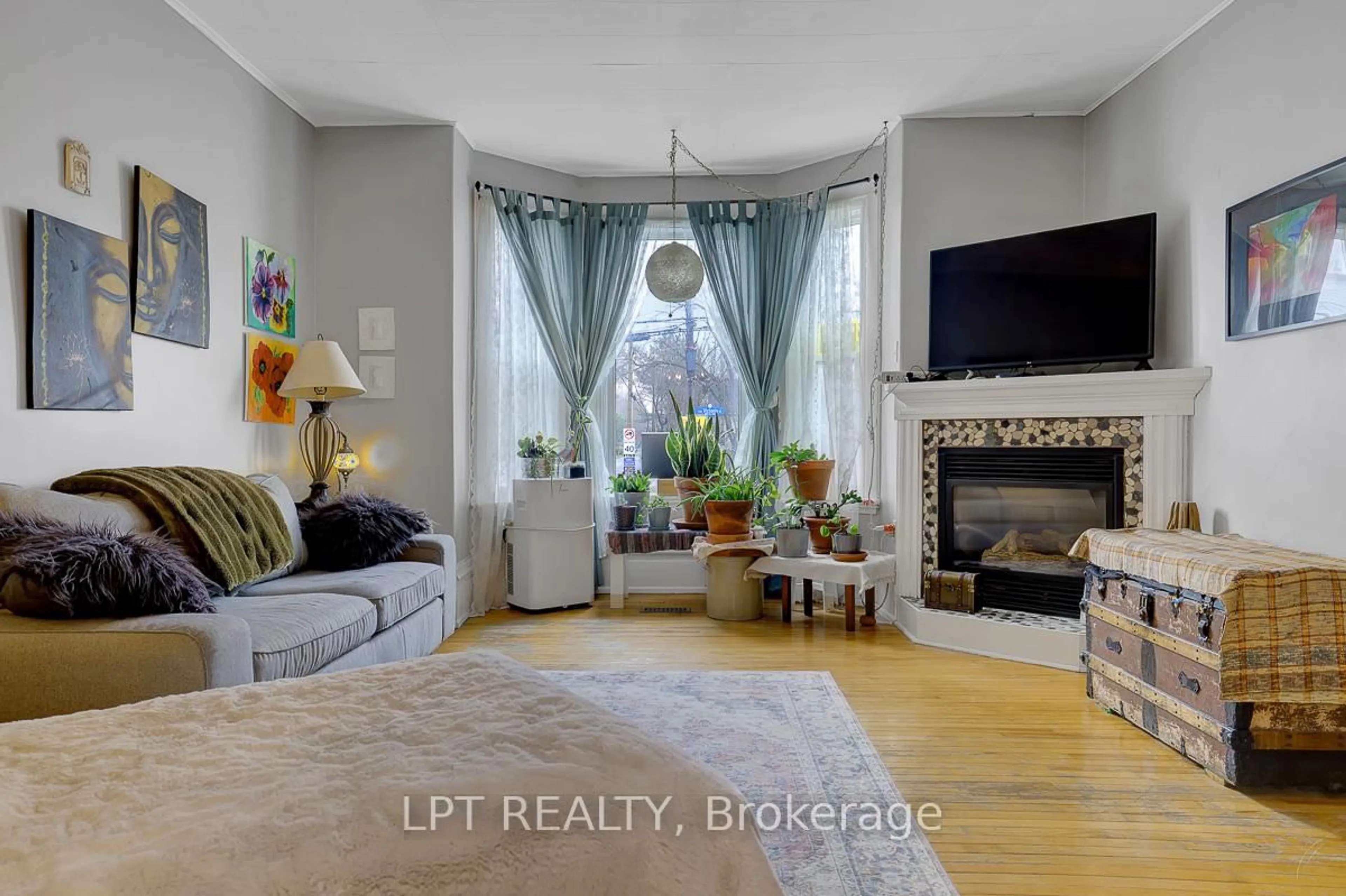 Living room with furniture, unknown for 8197 Victoria St, Metcalfe Ontario K0A 2P0