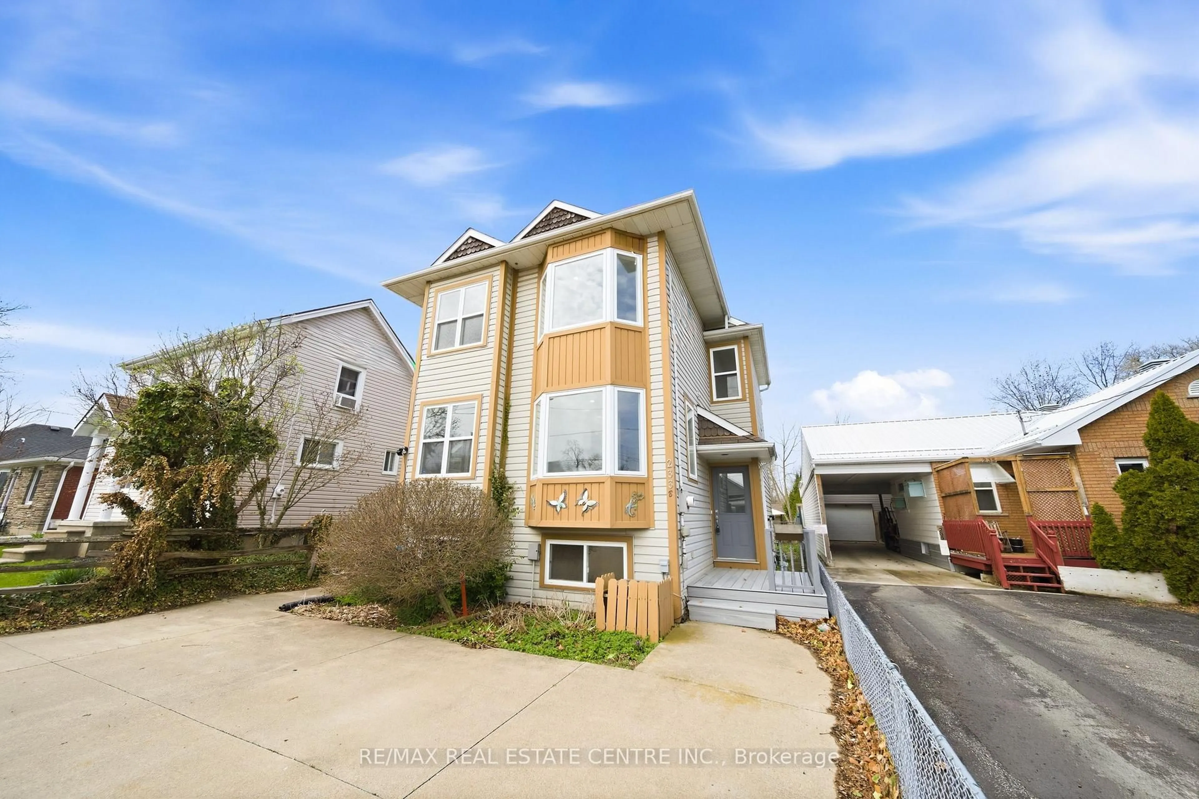 Unknown for 233B Vine St, St. Catharines Ontario L2M 4S9