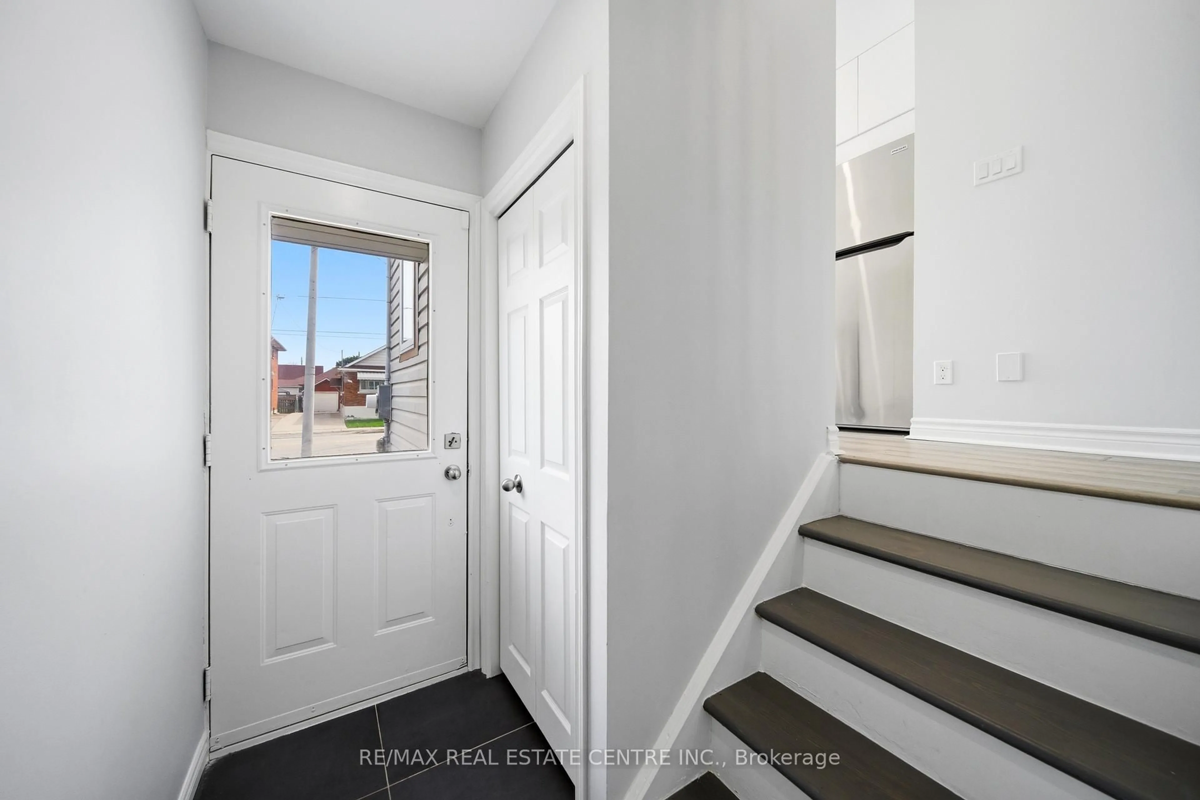 Indoor entryway for 233B Vine St, St. Catharines Ontario L2M 4S9