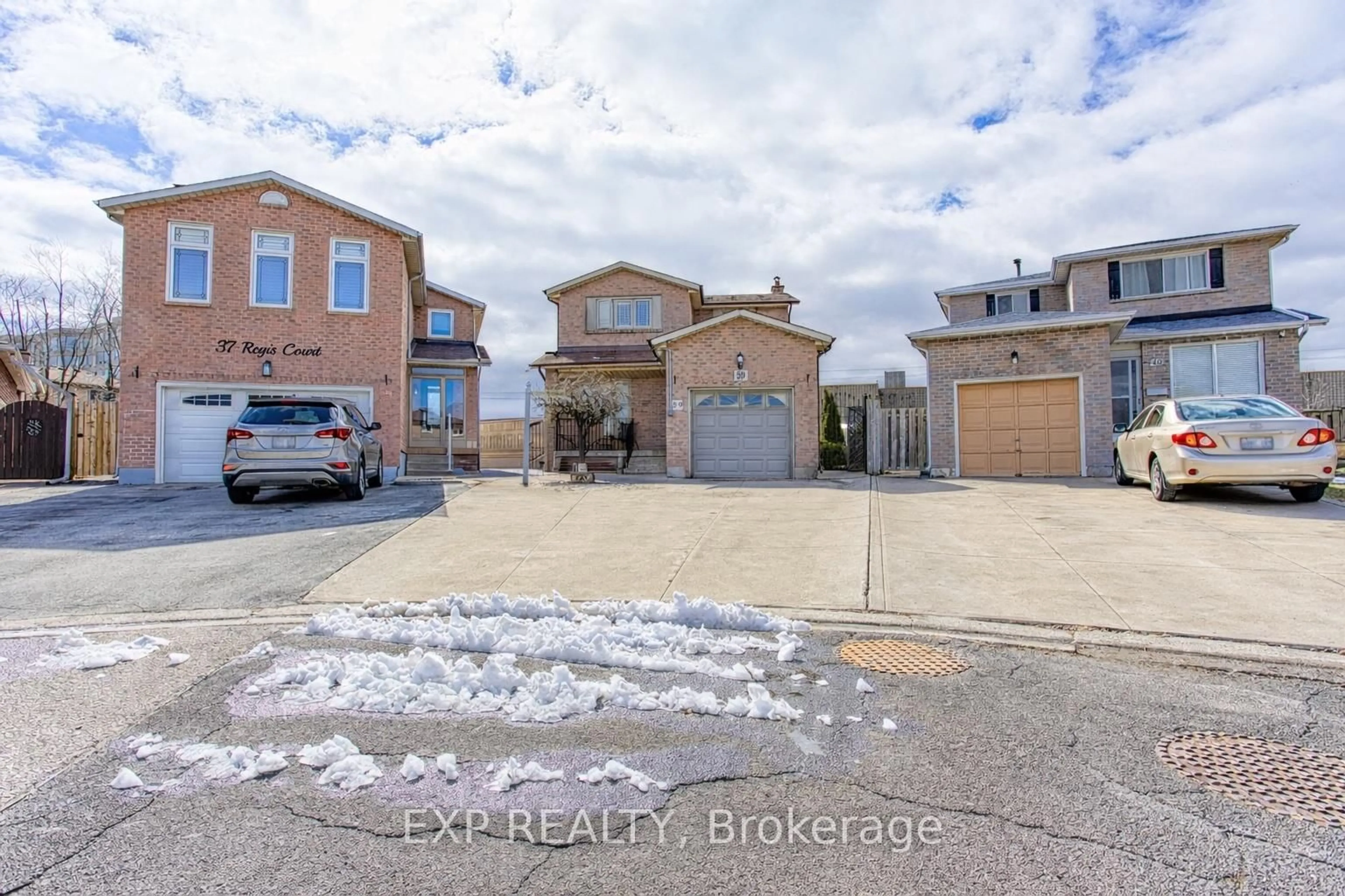A pic from outside/outdoor area/front of a property/back of a property/a pic from drone, street for 39 Regis Crt, Hamilton Ontario L8E 4M8