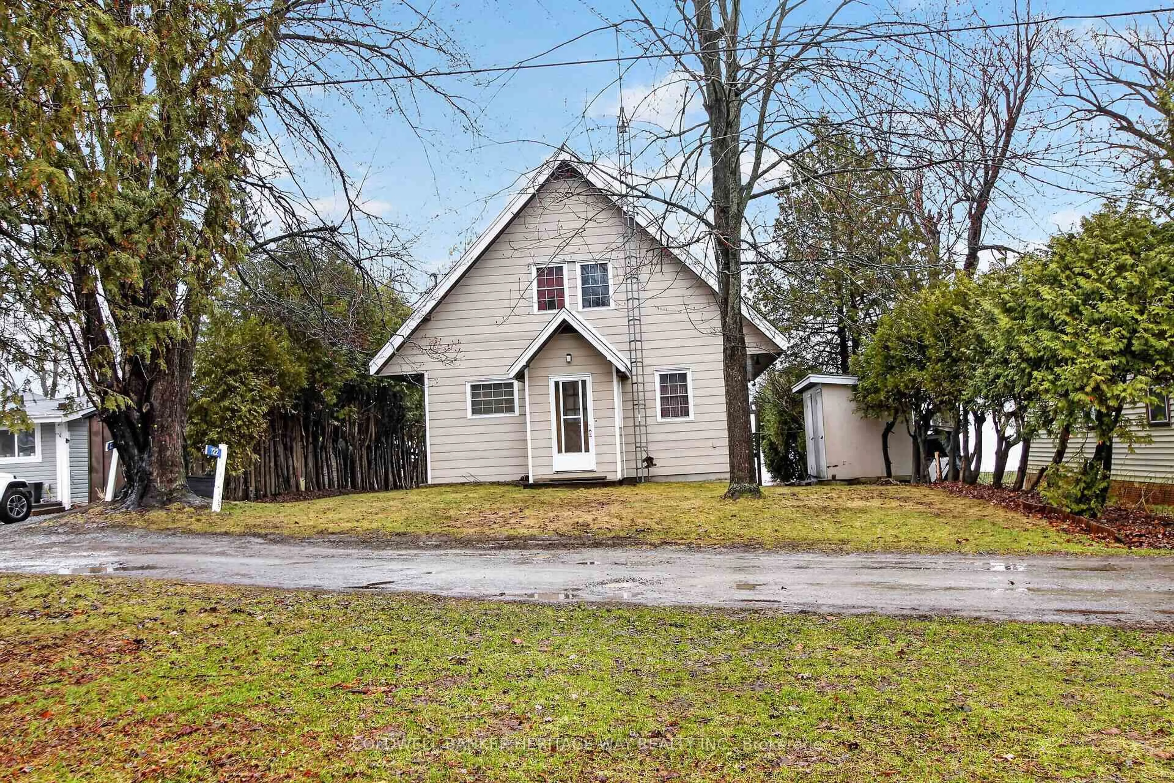 A pic from outside/outdoor area/front of a property/back of a property/a pic from drone, street for 122 Avenue 4 Ave, Beckwith Ontario K7C 4L7