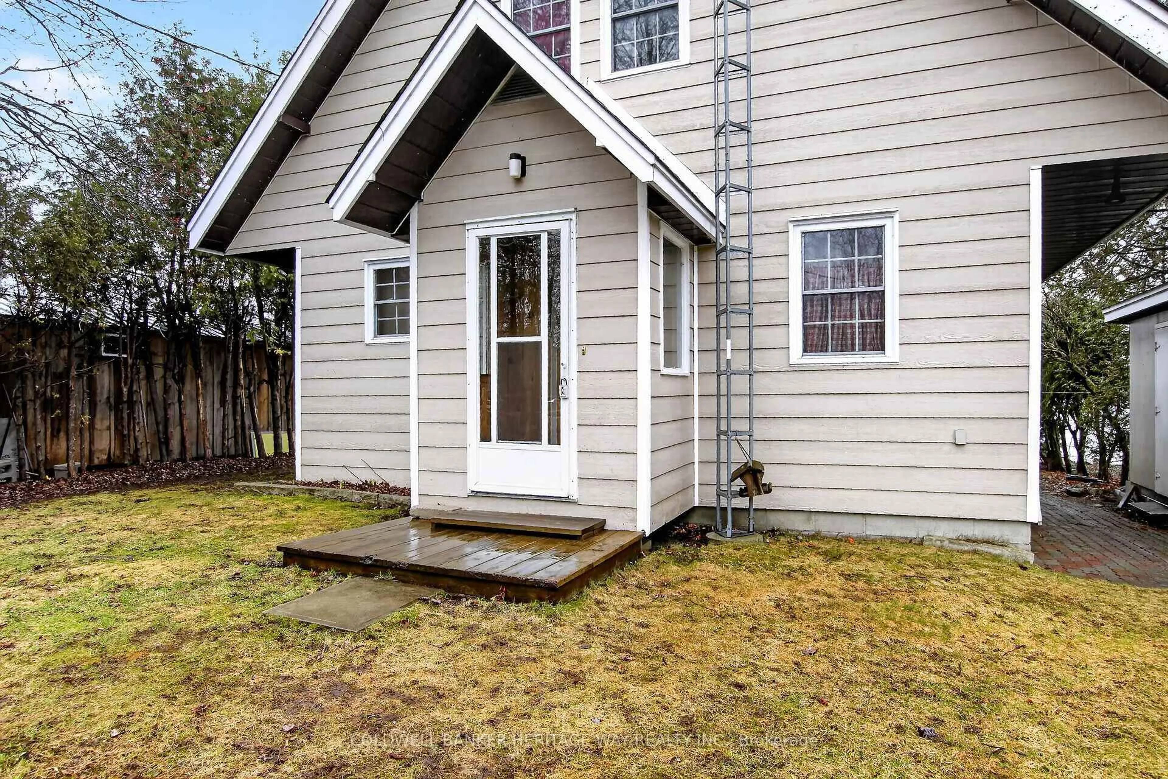 Home with vinyl exterior material, street for 122 Avenue 4 Ave, Beckwith Ontario K7C 4L7