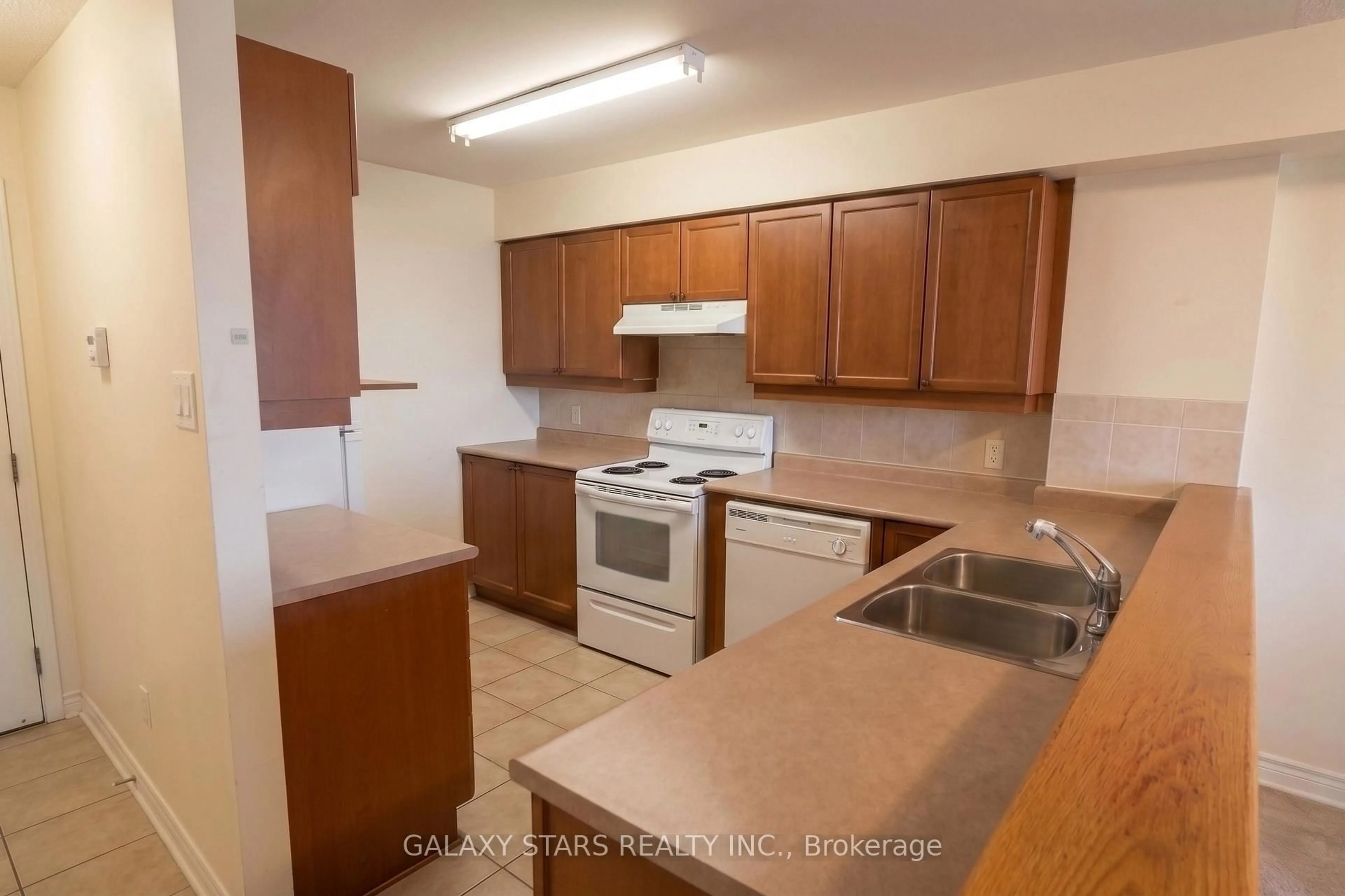 Standard kitchen, unknown for 120 Grant Carman Dr #902, Ottawa Ontario K2E 1C8