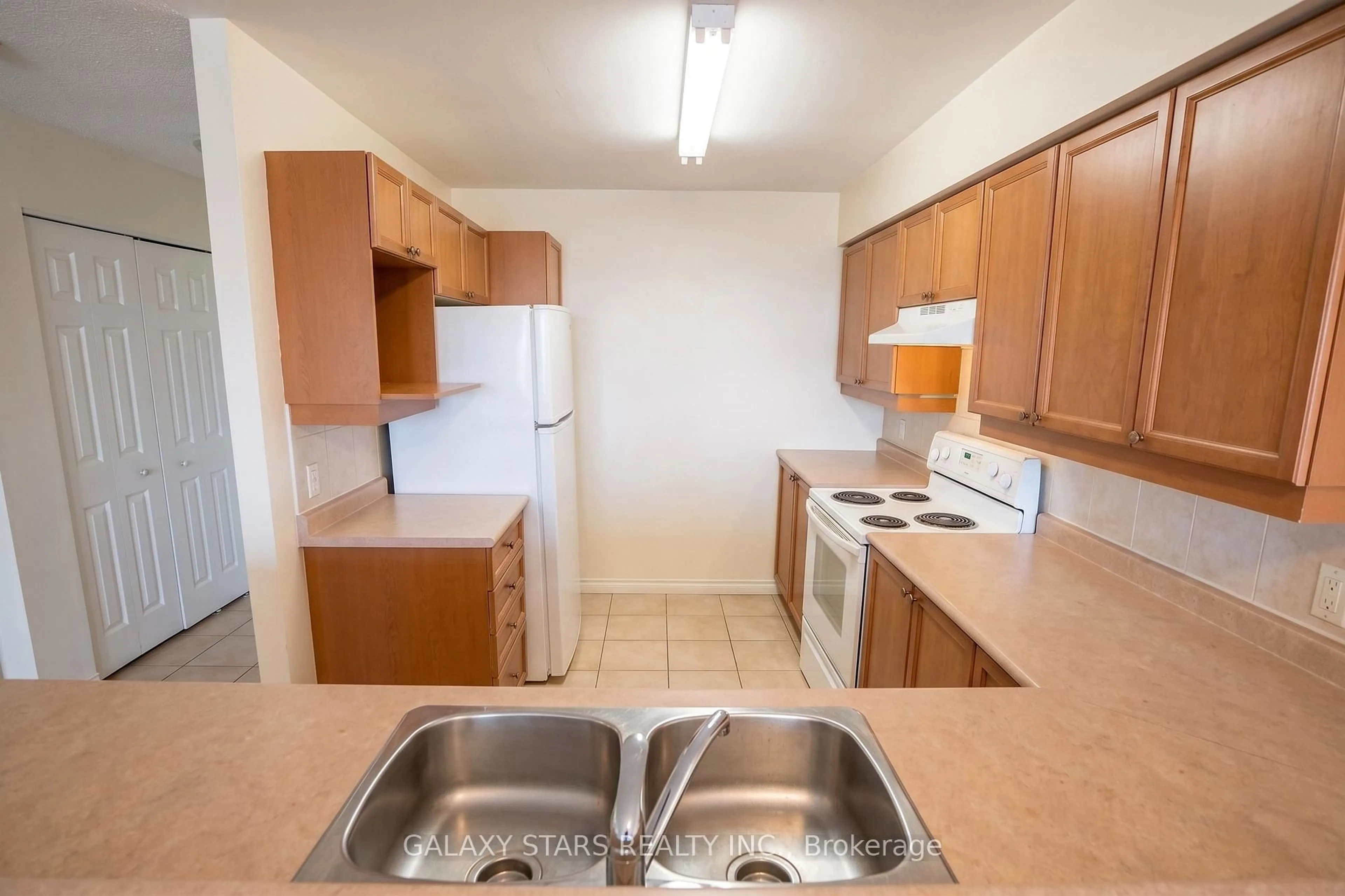 Standard kitchen, unknown for 120 Grant Carman Dr #902, Ottawa Ontario K2E 1C8