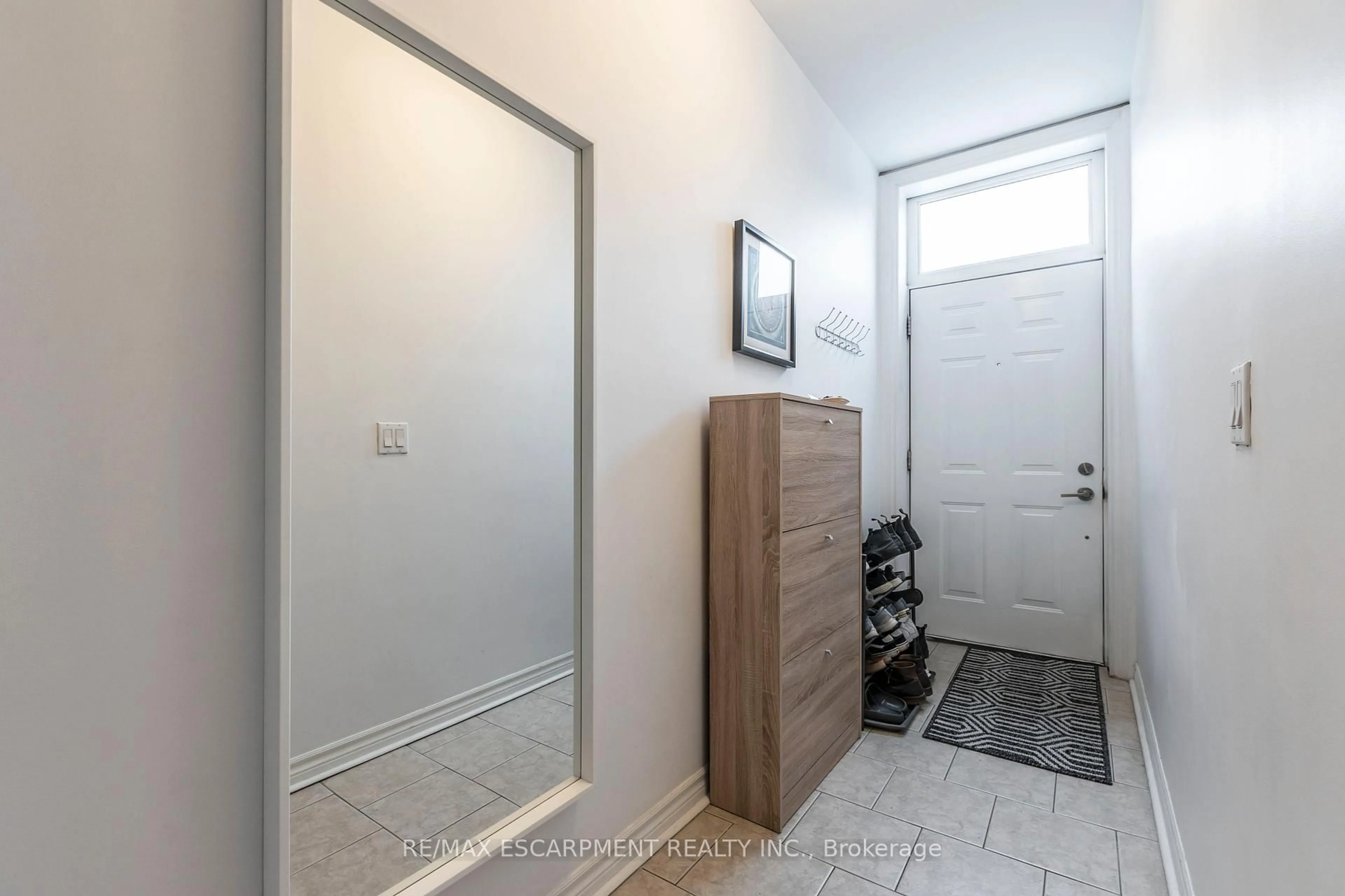 Indoor entryway for 346 Hughson St, Hamilton Ontario L8L 4N1