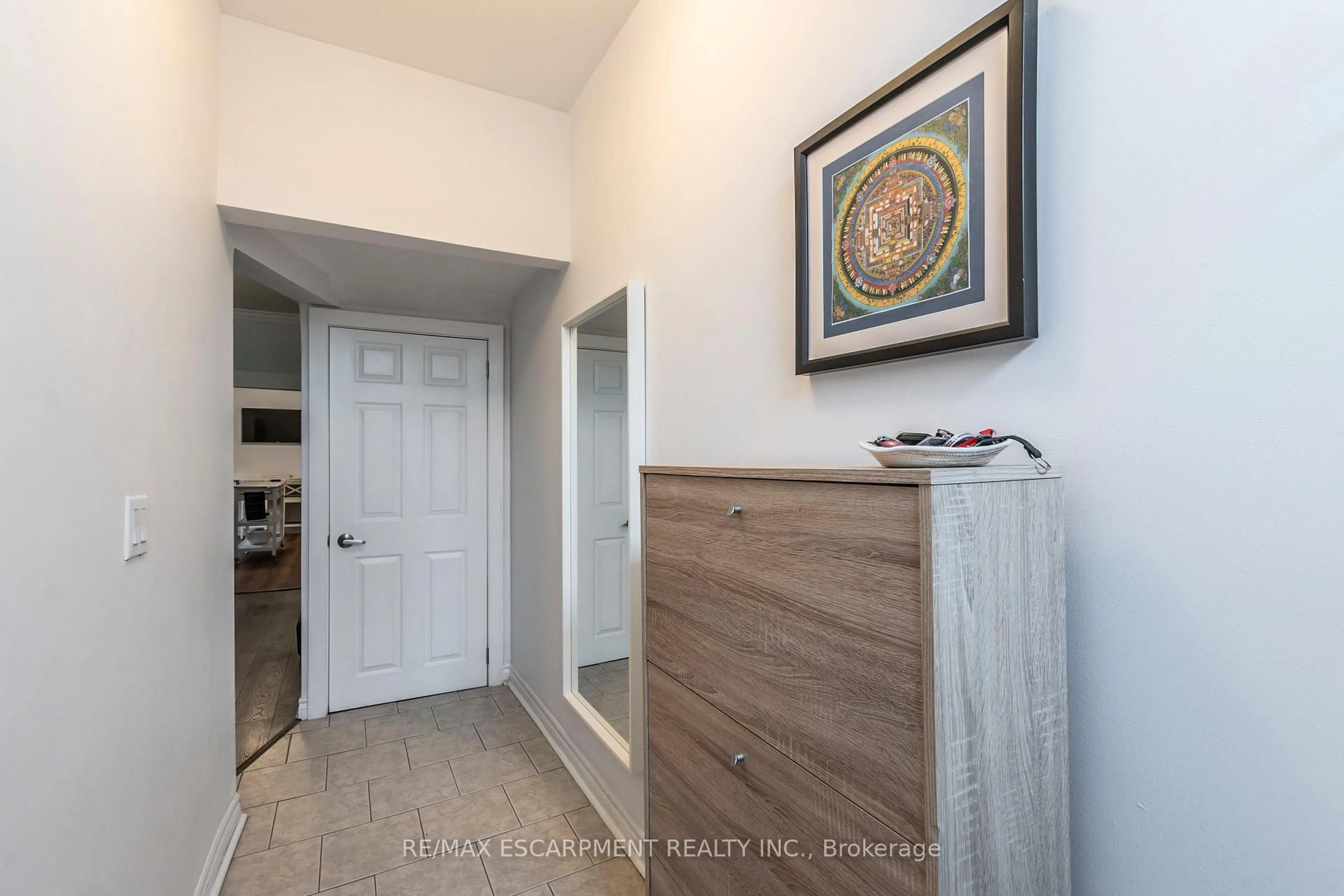 Indoor entryway for 346 Hughson St, Hamilton Ontario L8L 4N1