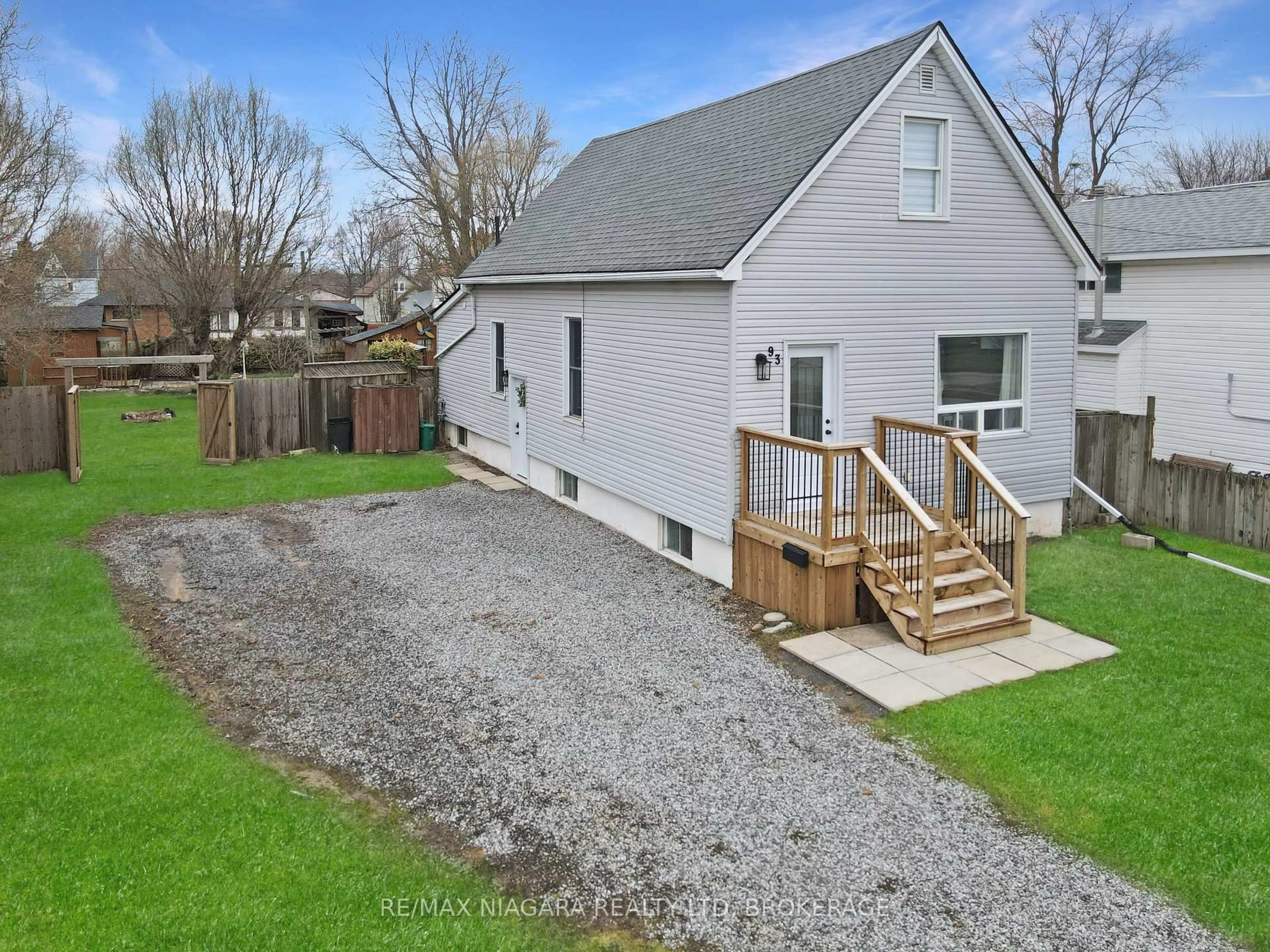 A pic from outside/outdoor area/front of a property/back of a property/a pic from drone, street for 93 Lavinia St, Fort Erie Ontario L2A 2E1