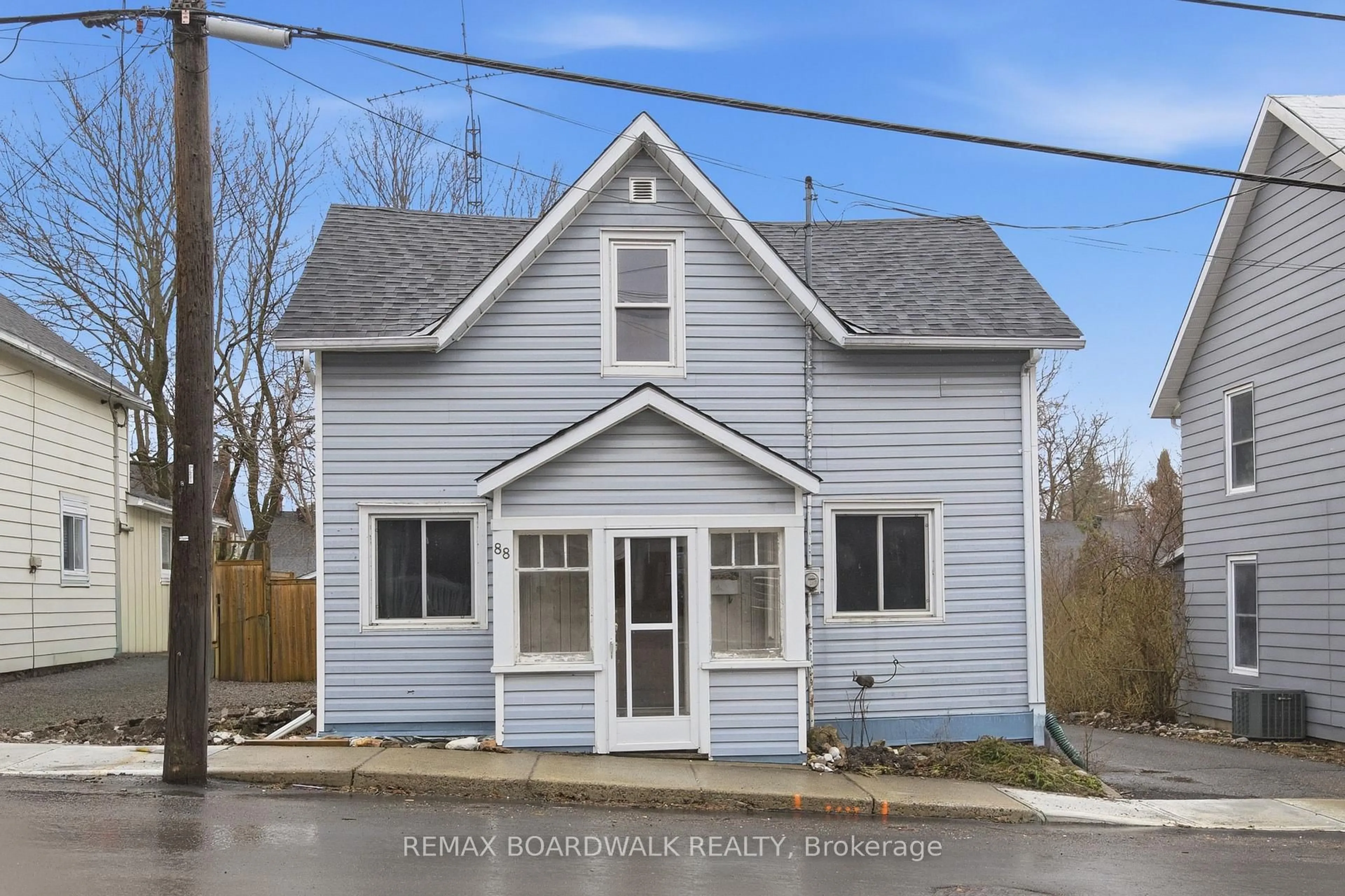 Home with vinyl exterior material, street for 88 Charles St, Carleton Place Ontario K7C 2Y3