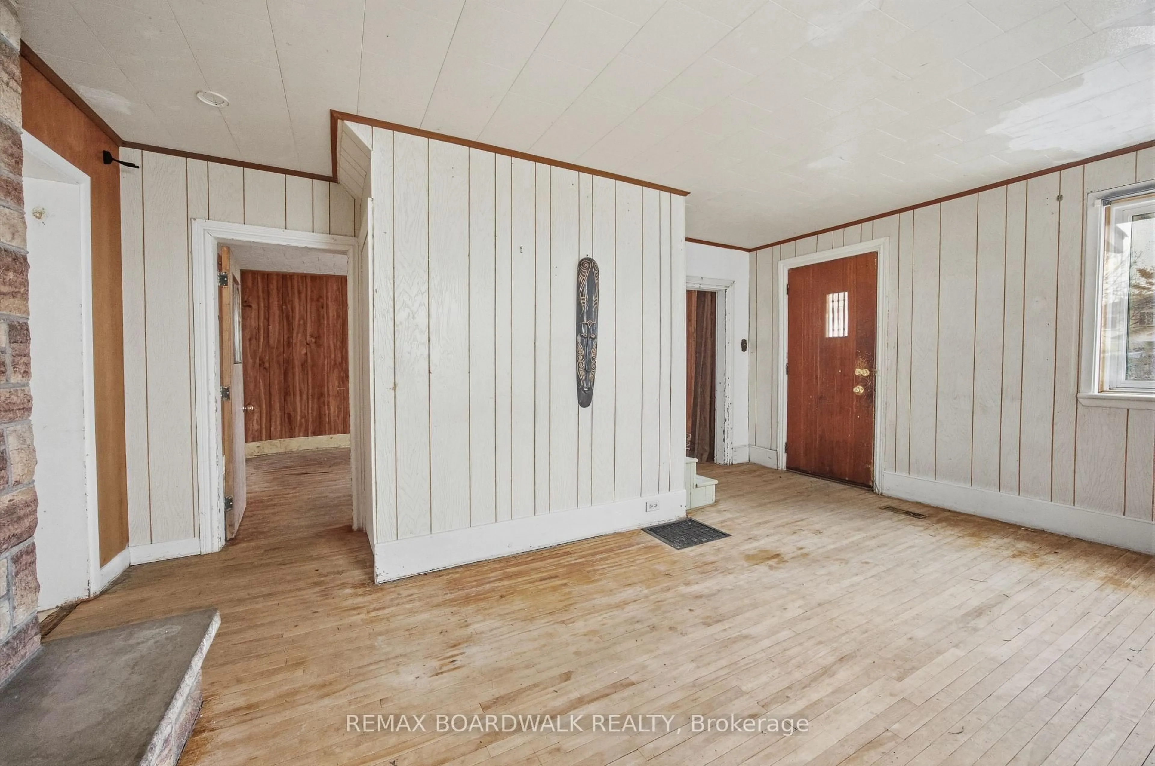 Indoor entryway for 88 Charles St, Carleton Place Ontario K7C 2Y3