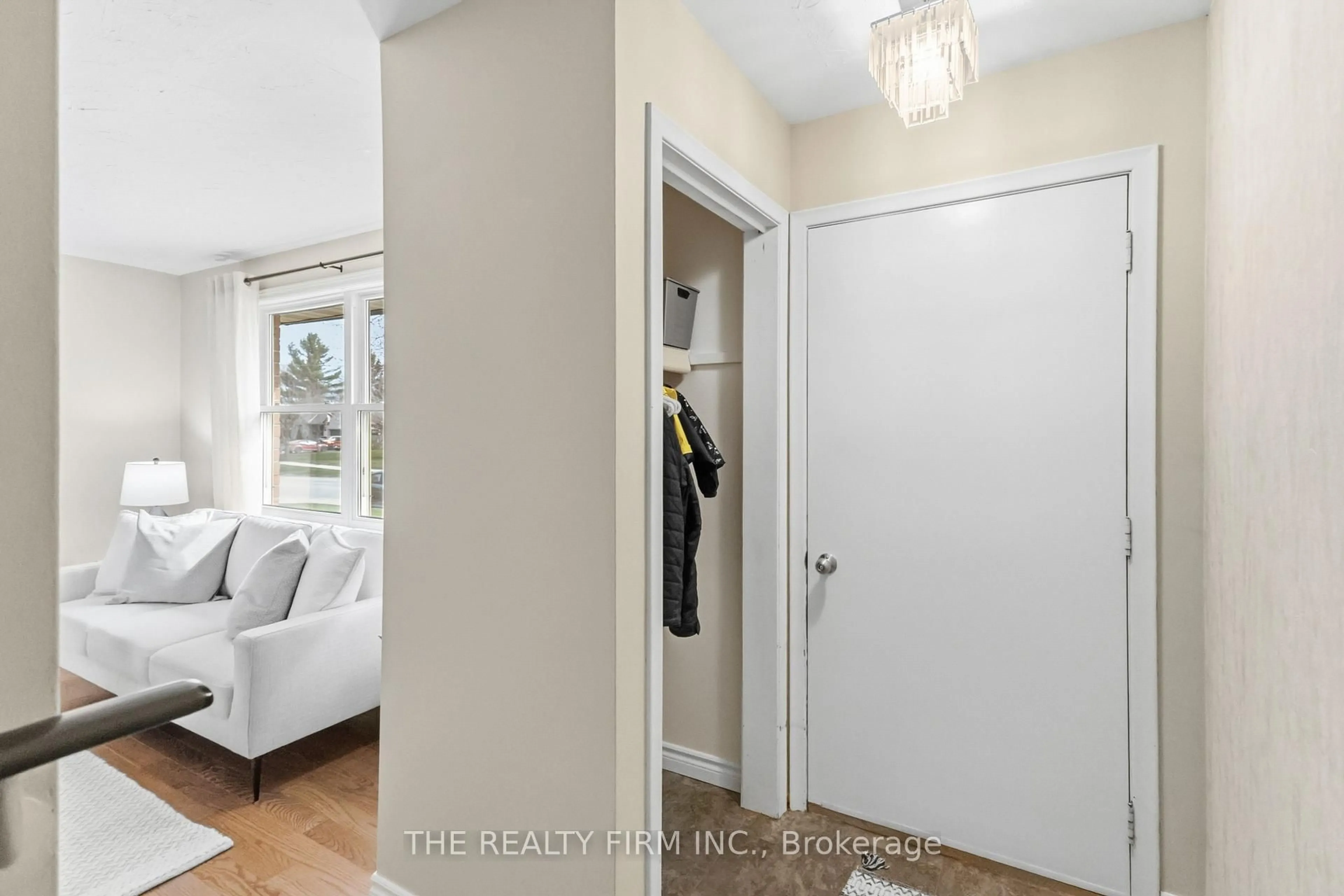 Indoor entryway for 324 Oak Ave, Strathroy-Caradoc Ontario N7G 3T2