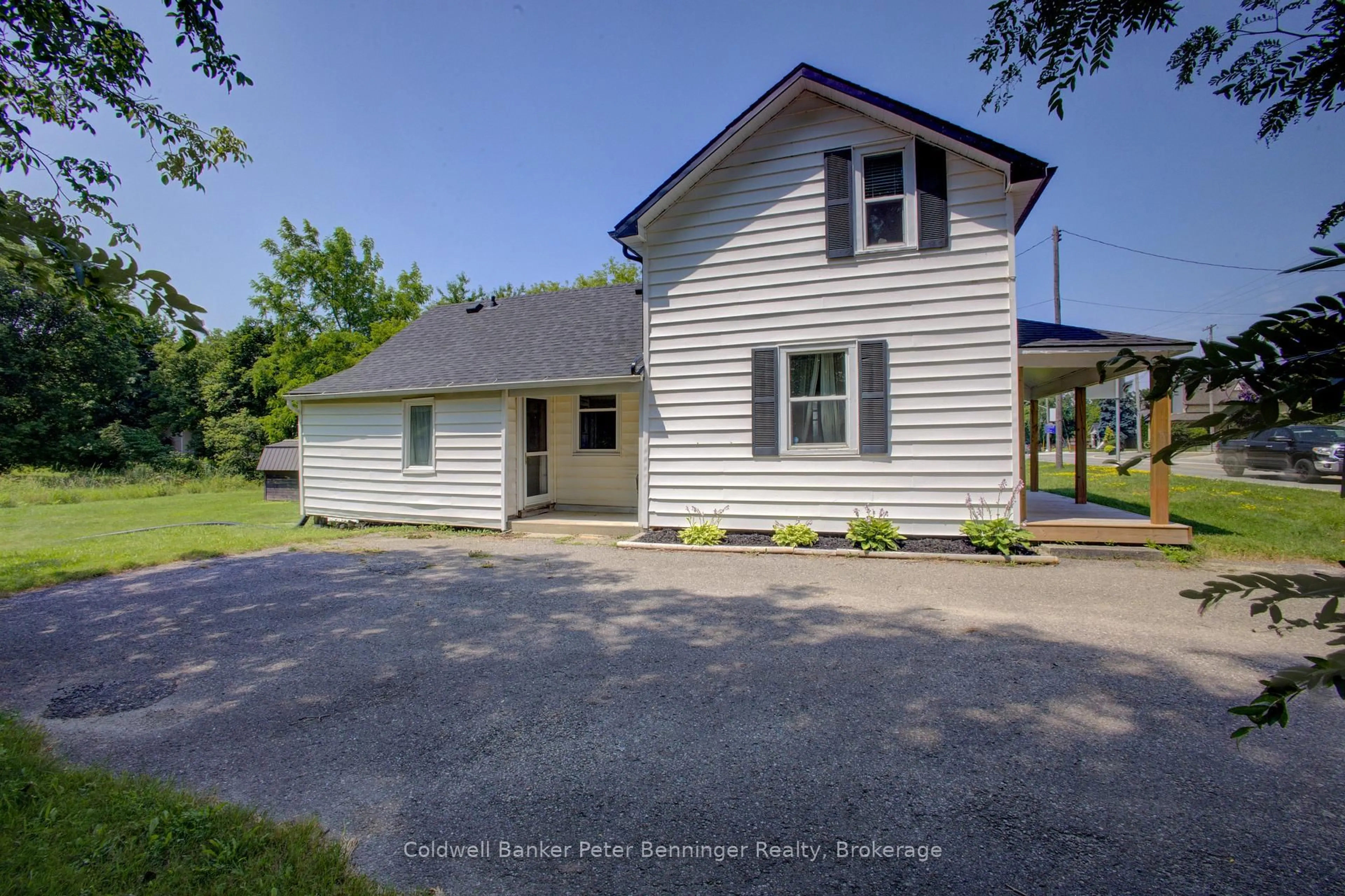 A pic from outside/outdoor area/front of a property/back of a property/a pic from drone, unknown for 84 Main St, Kincardine Ontario N0G 2T0