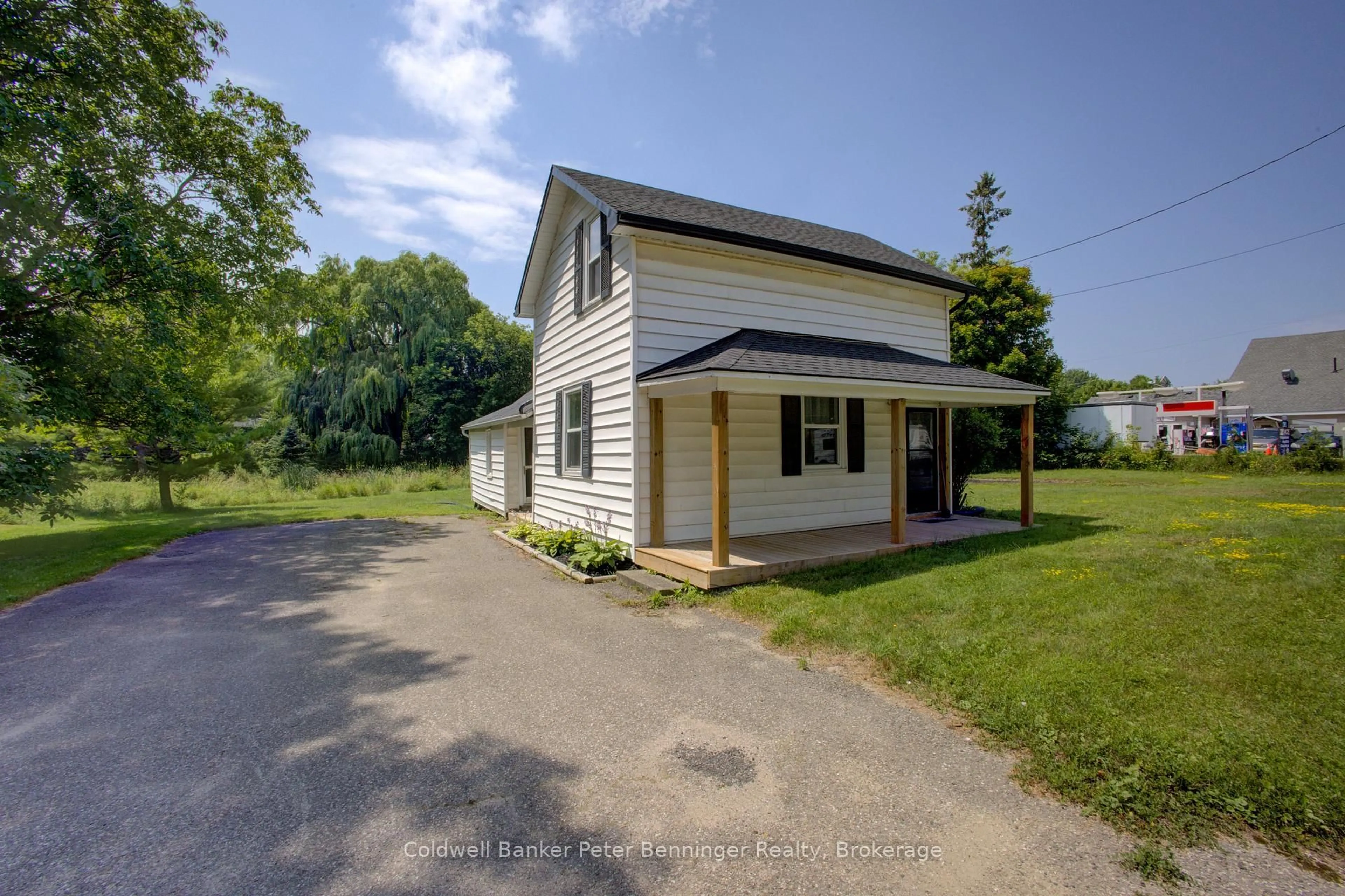 A pic from outside/outdoor area/front of a property/back of a property/a pic from drone, unknown for 84 Main St, Kincardine Ontario N0G 2T0