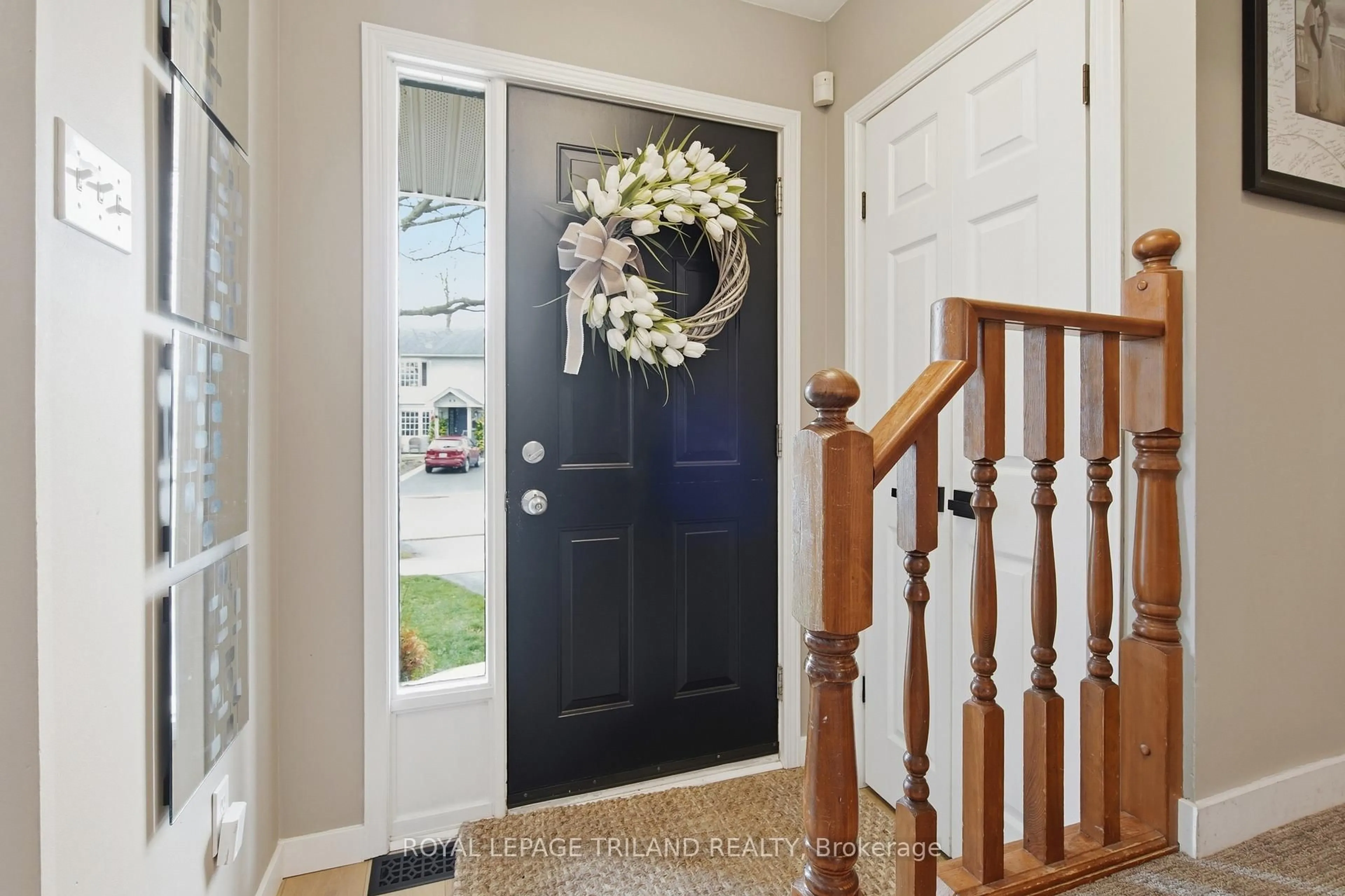 Indoor entryway for 16 Bowcott Cres, London East Ontario N5V 4W7