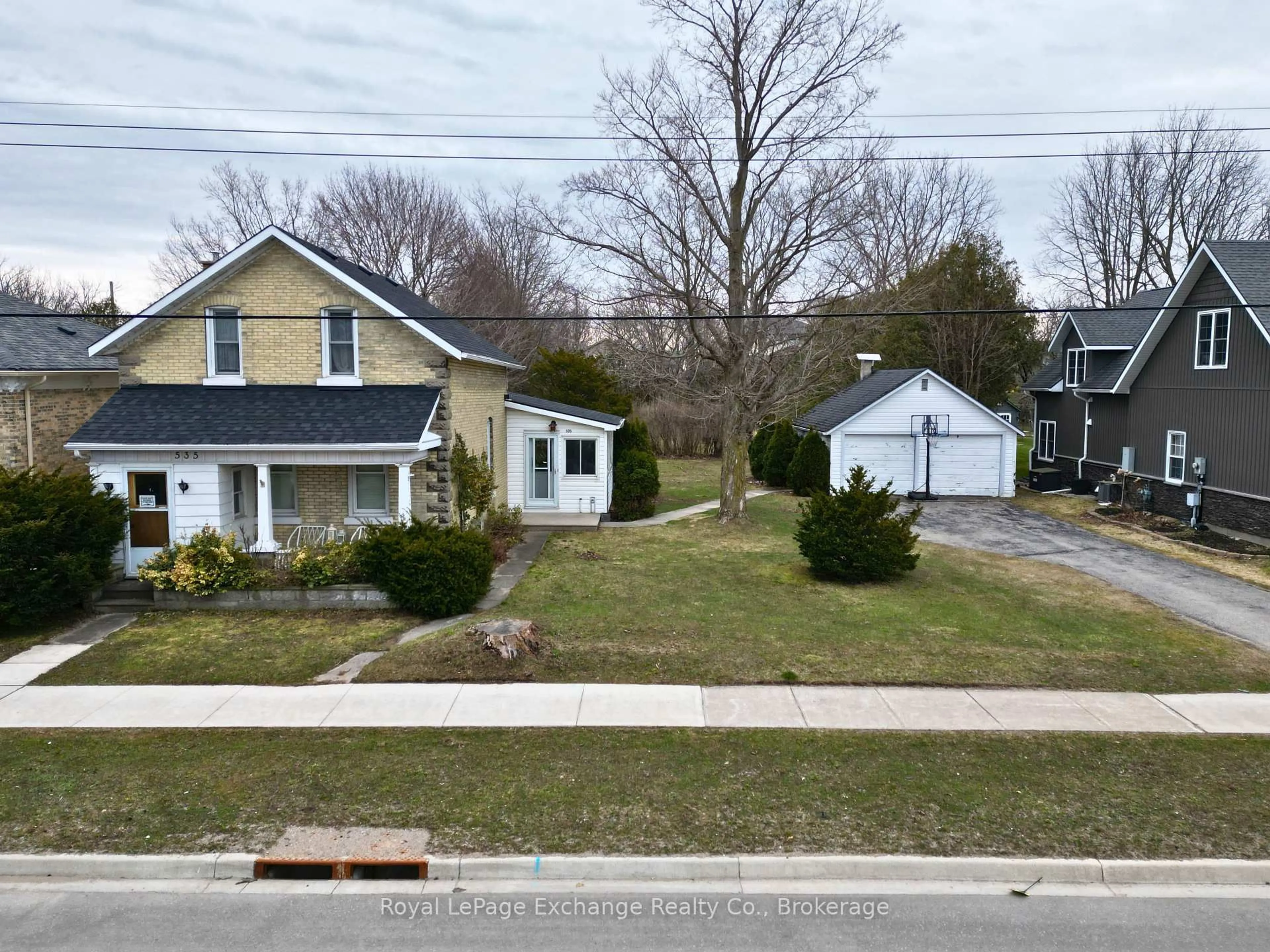 A pic from outside/outdoor area/front of a property/back of a property/a pic from drone, street for 535 Queen St, Kincardine Ontario N2Z 2H9