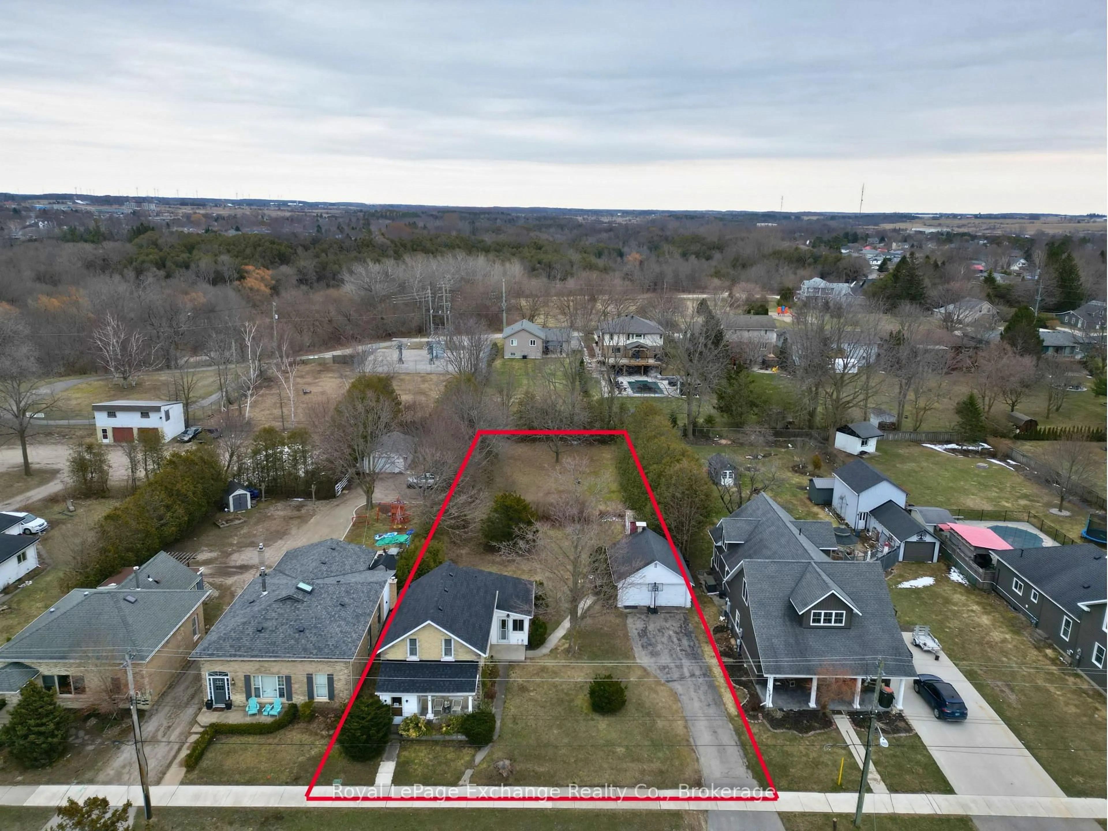 A pic from outside/outdoor area/front of a property/back of a property/a pic from drone, street for 535 Queen St, Kincardine Ontario N2Z 2H9