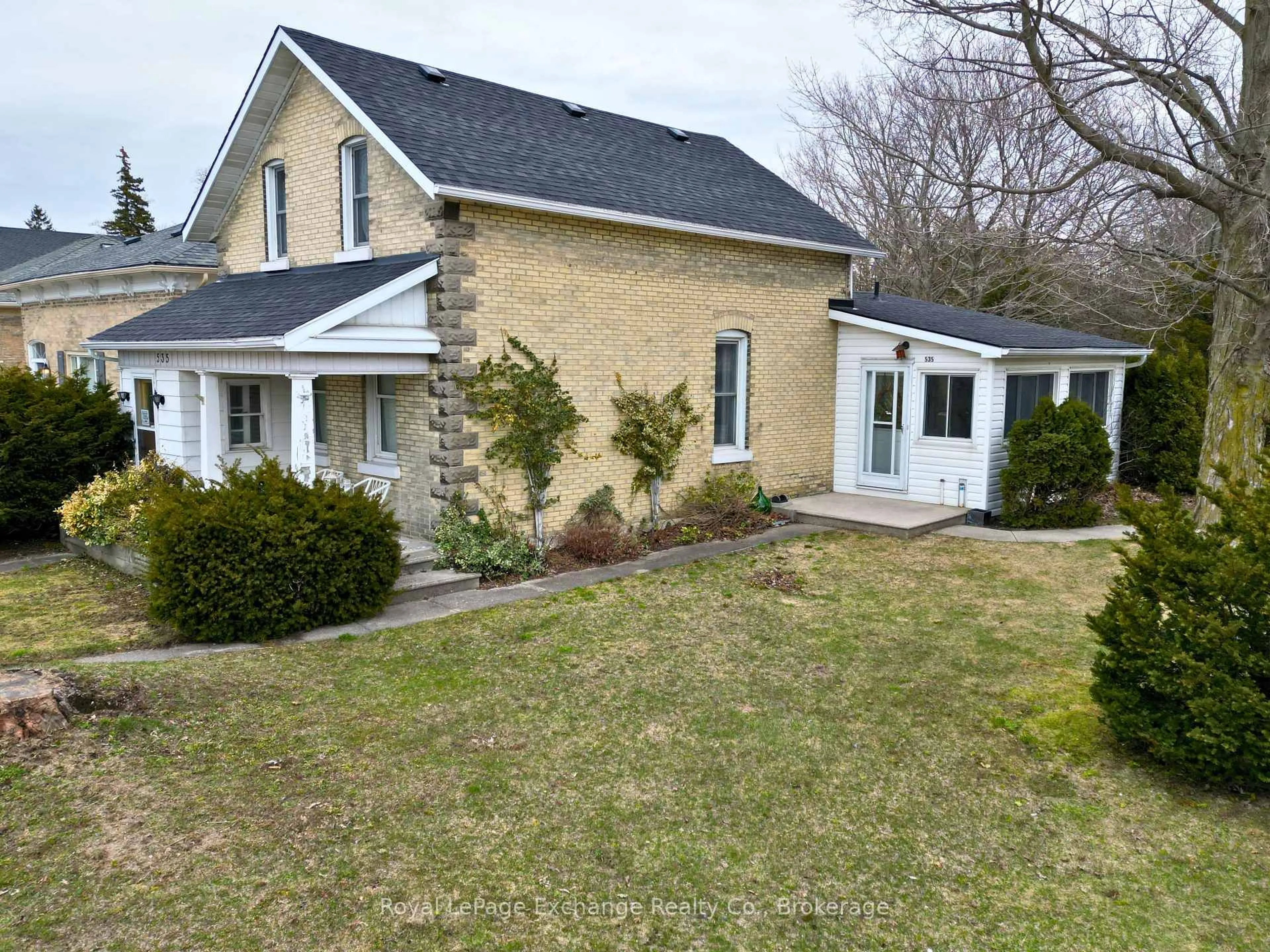 A pic from outside/outdoor area/front of a property/back of a property/a pic from drone, street for 535 Queen St, Kincardine Ontario N2Z 2H9