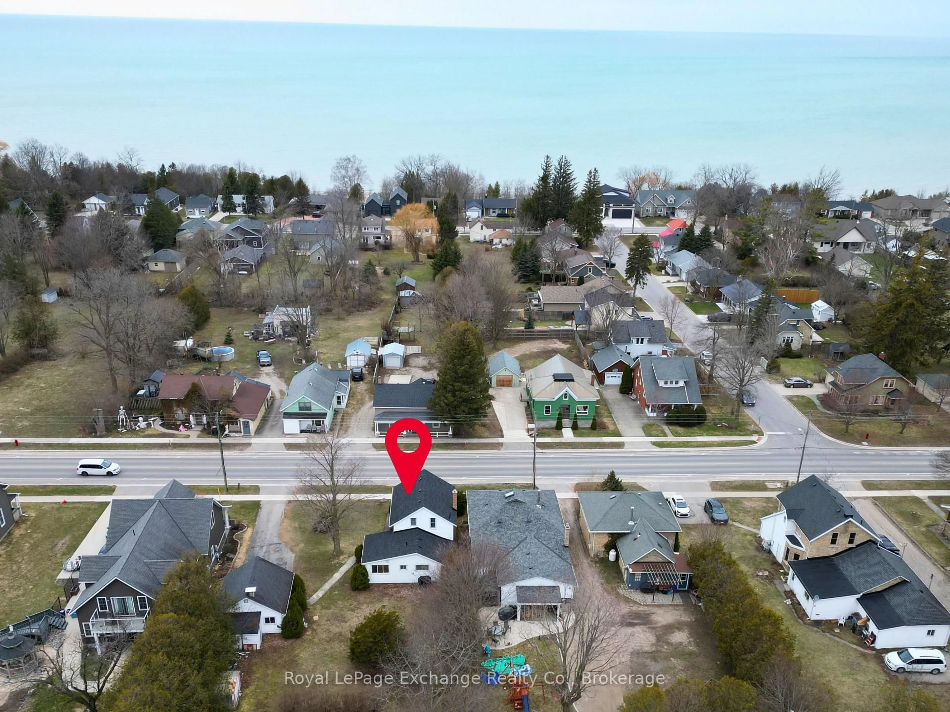 A pic from outside/outdoor area/front of a property/back of a property/a pic from drone, street for 535 Queen St, Kincardine Ontario N2Z 2H9