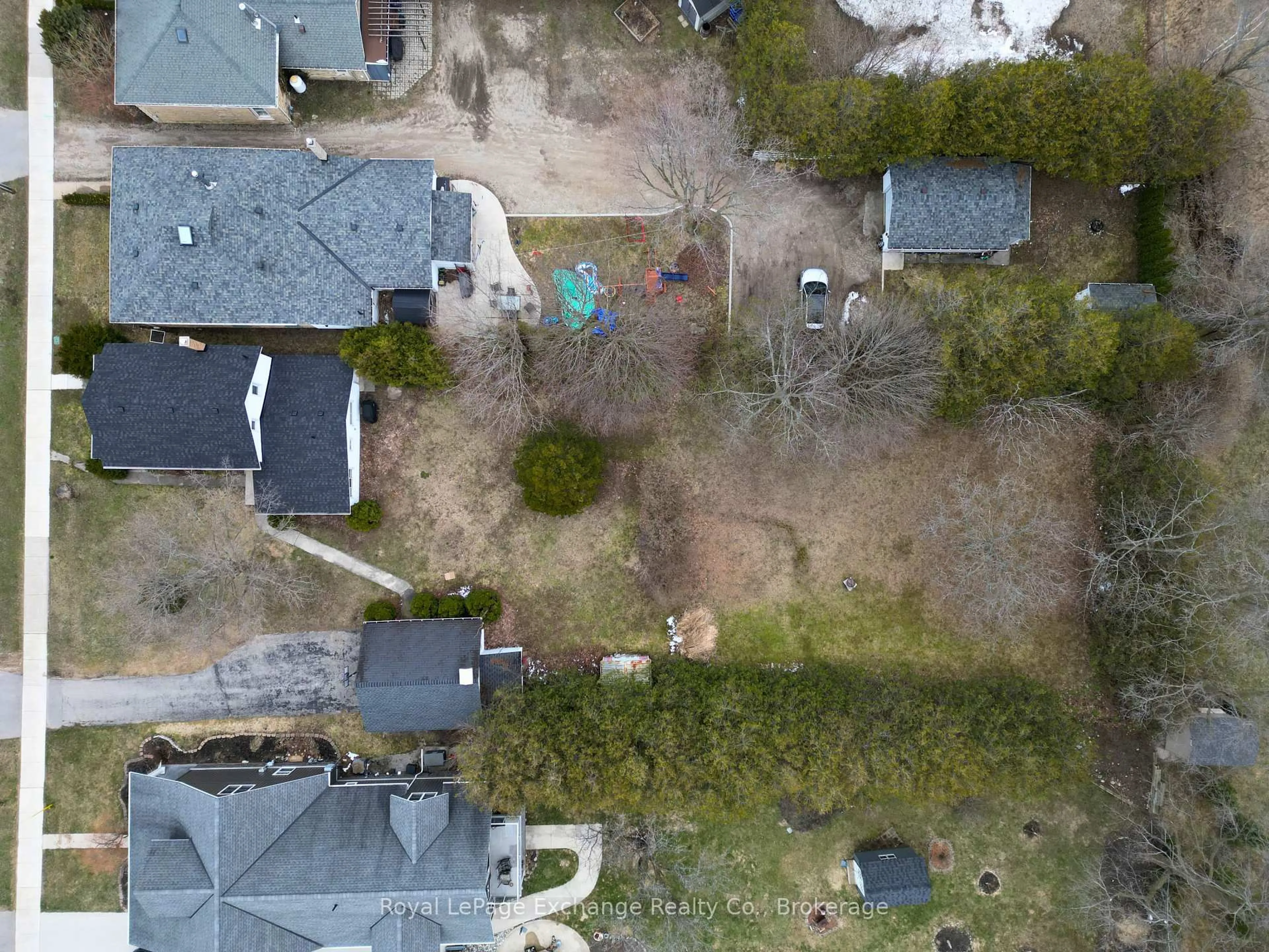 A pic from outside/outdoor area/front of a property/back of a property/a pic from drone, street for 535 Queen St, Kincardine Ontario N2Z 2H9
