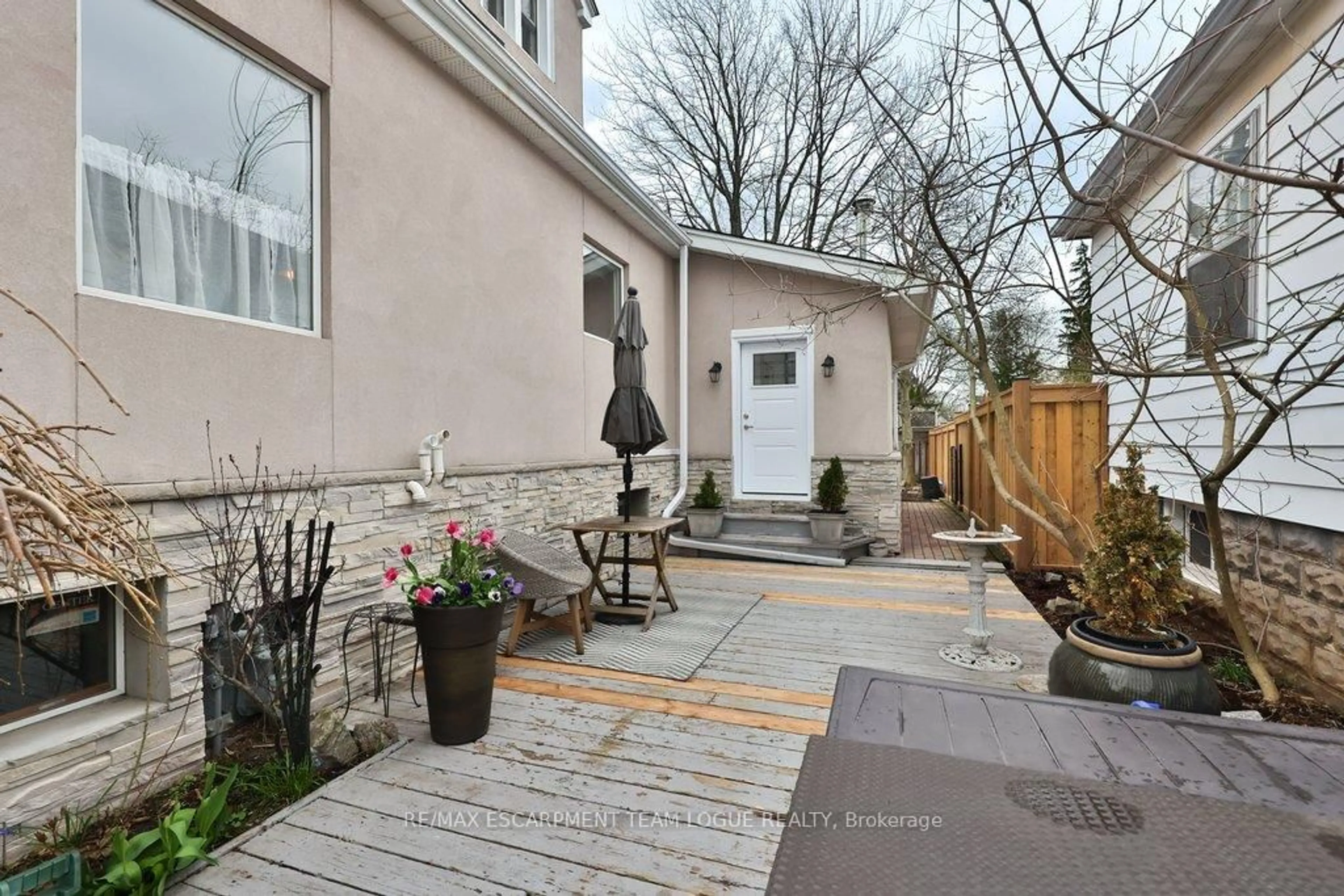 Patio, street for 23 Searle St, Hamilton Ontario L9A 2V6