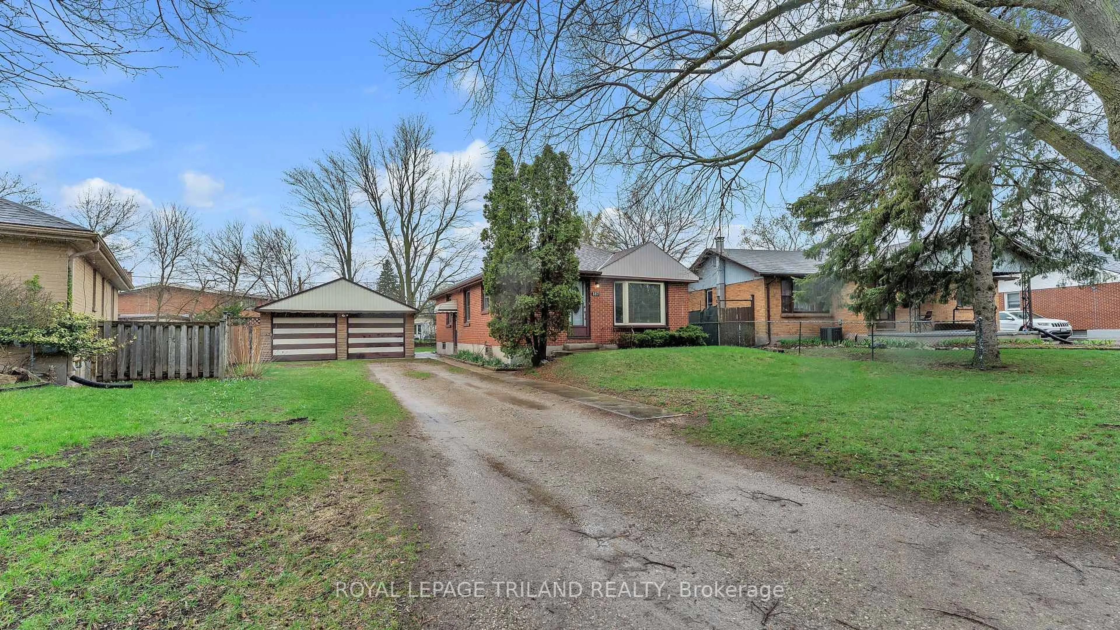 A pic from outside/outdoor area/front of a property/back of a property/a pic from drone, street for 187 Fairway Ave, London East Ontario N5W 1J2